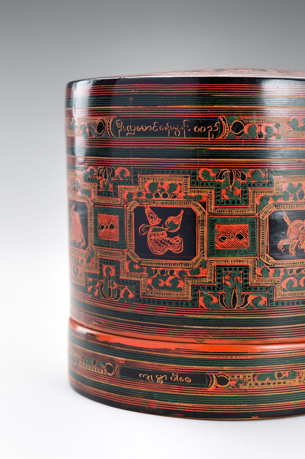 A BURMESE LACQUER BETEL BOX AND COVER, 1900s - Bild 12 aus 19