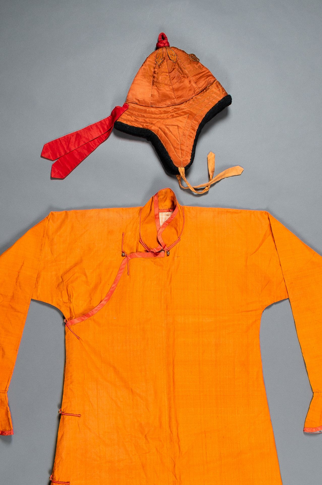 AN ORANGE TRADITIONAL ROBE, CHUBA, AND A HAT - Bild 2 aus 14