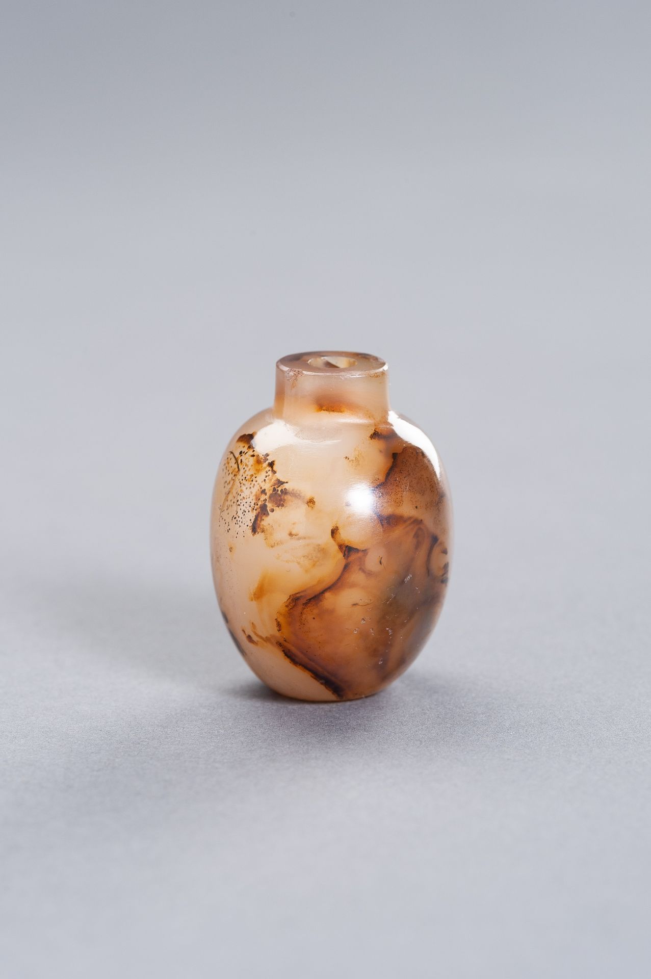 A SHADOW AGATE 'LANDSCAPE' SNUFF BOTTLE, QING DYNASTY - Image 4 of 9