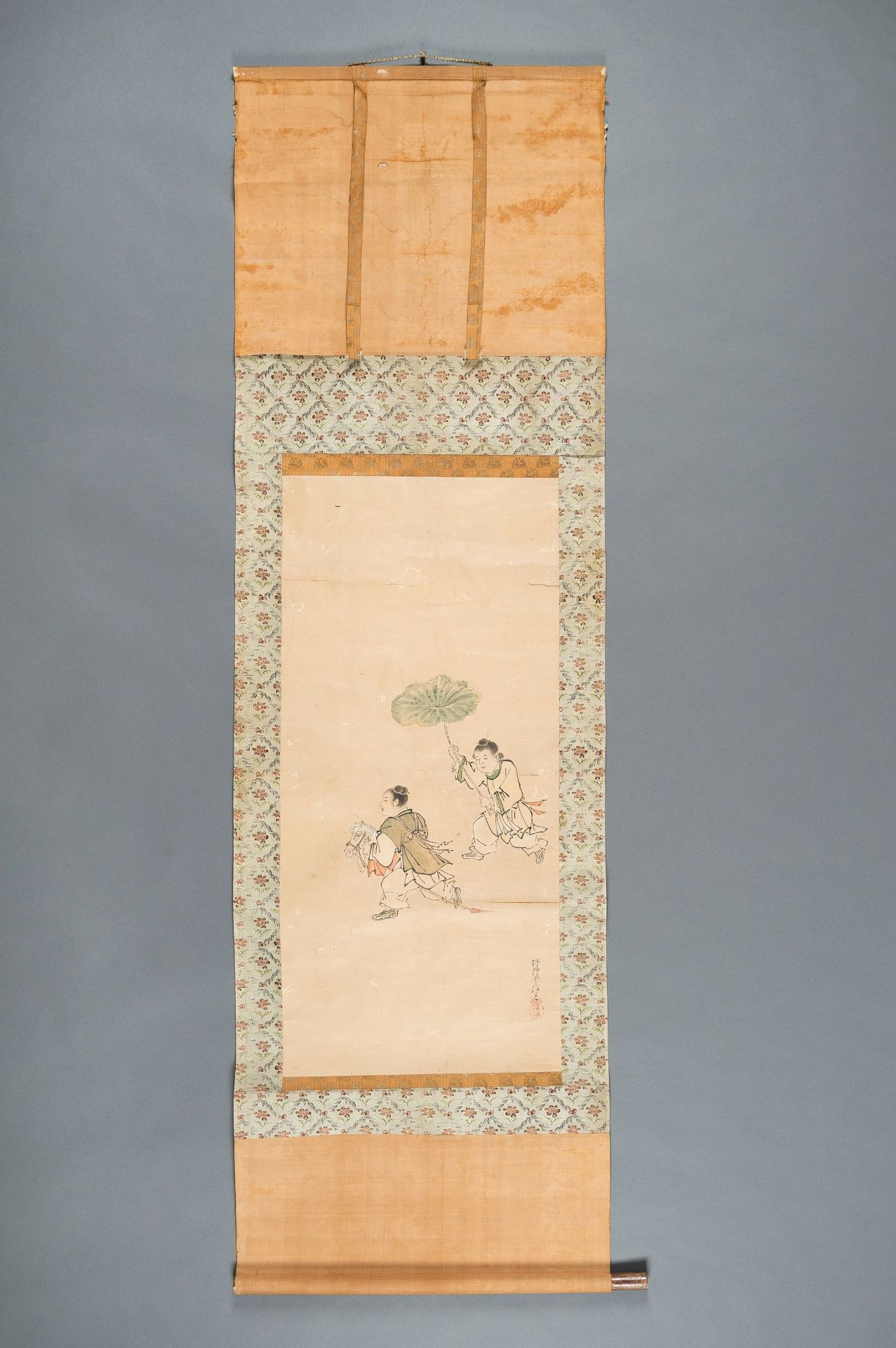 A SCROLL PAINTING OF PLAYING CHILDREN, ATTRIBUTED TO TSUNENOBU KANO - Bild 2 aus 10