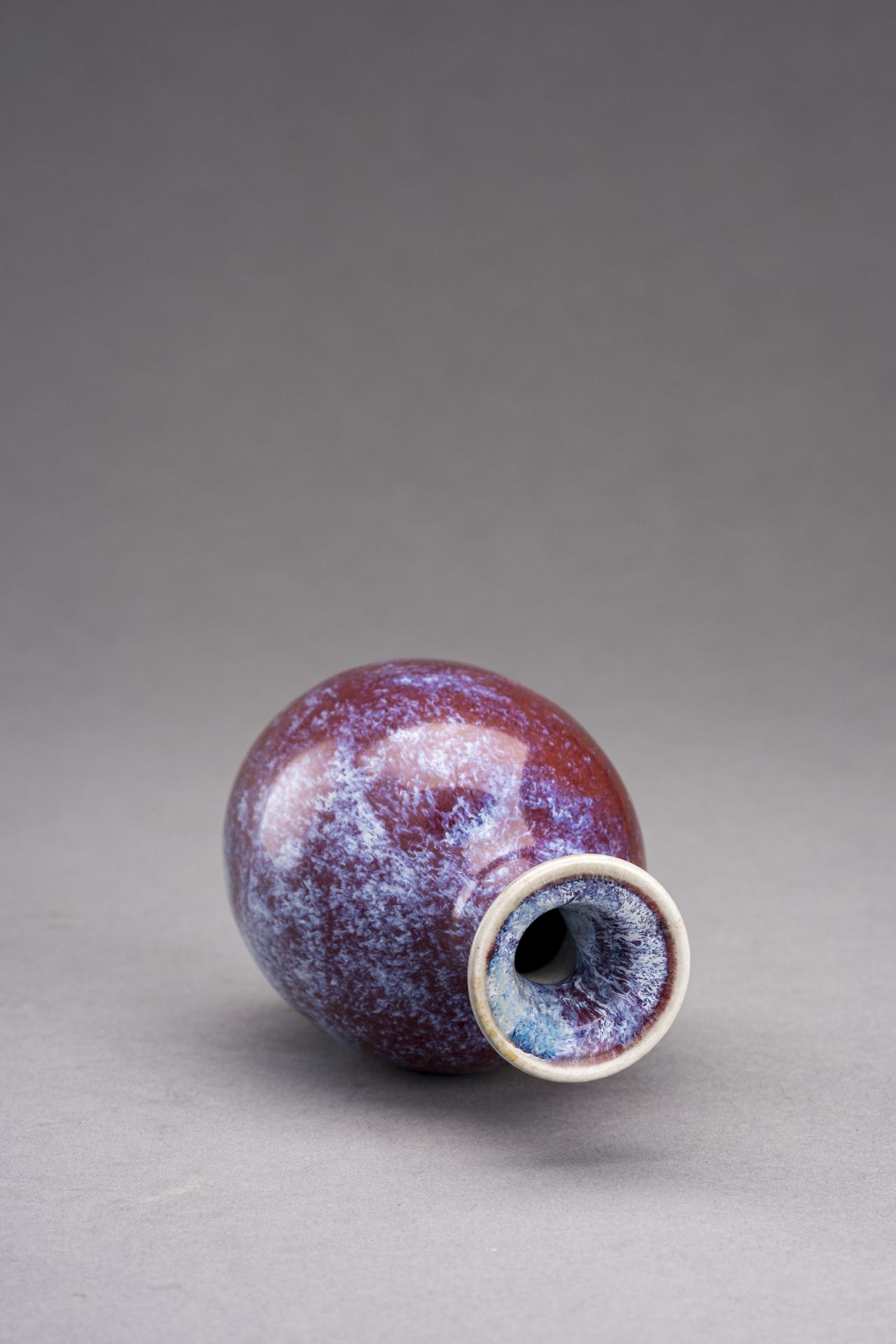 A SMALL FLAMBE GLAZED PORCELAIN VASE, 1900s - Image 6 of 6