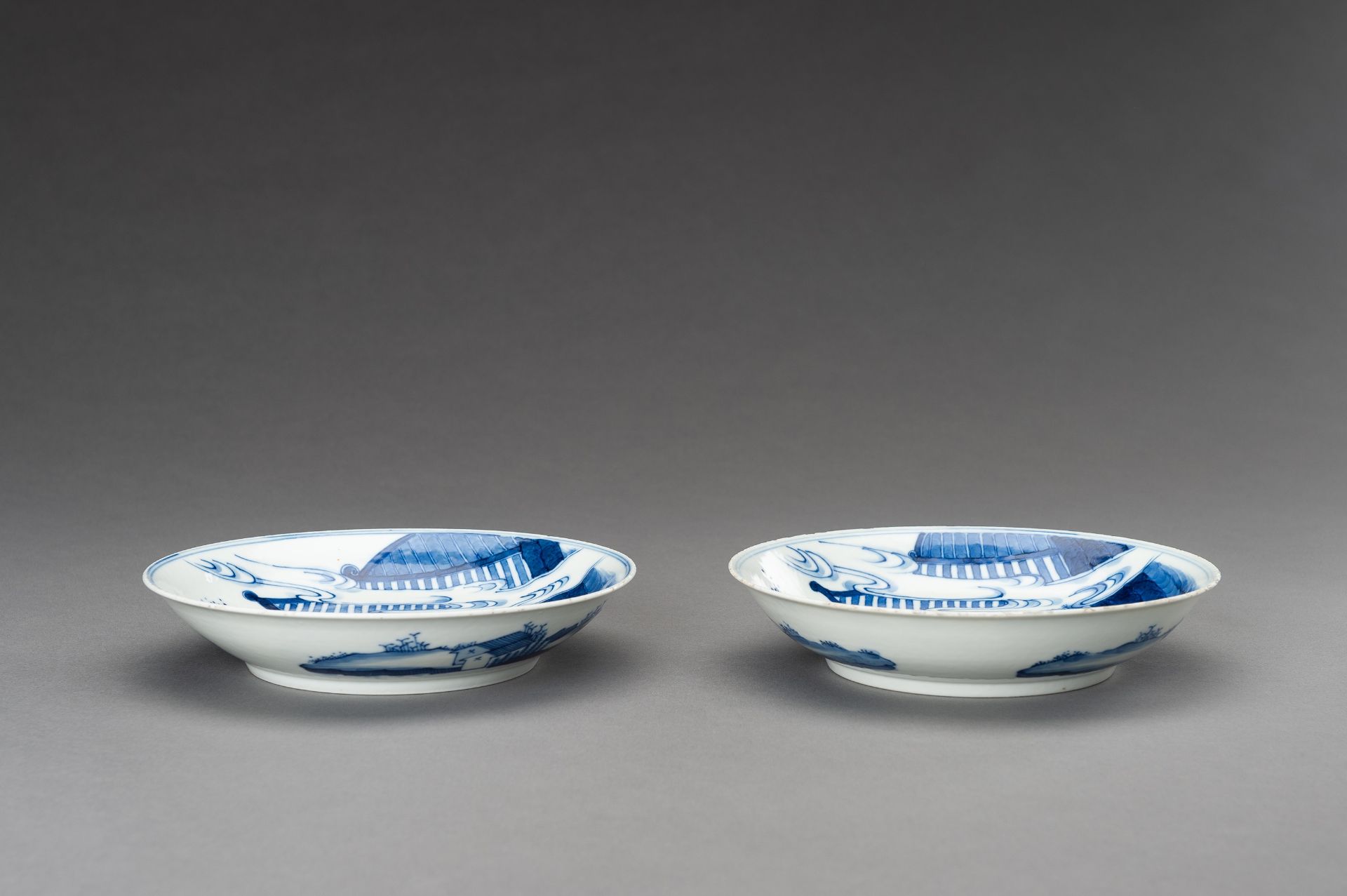 A PAIR OF BLUE AND WHITE 'PALACE GARDEN' PORCELAIN DISHES, QING - Image 8 of 10