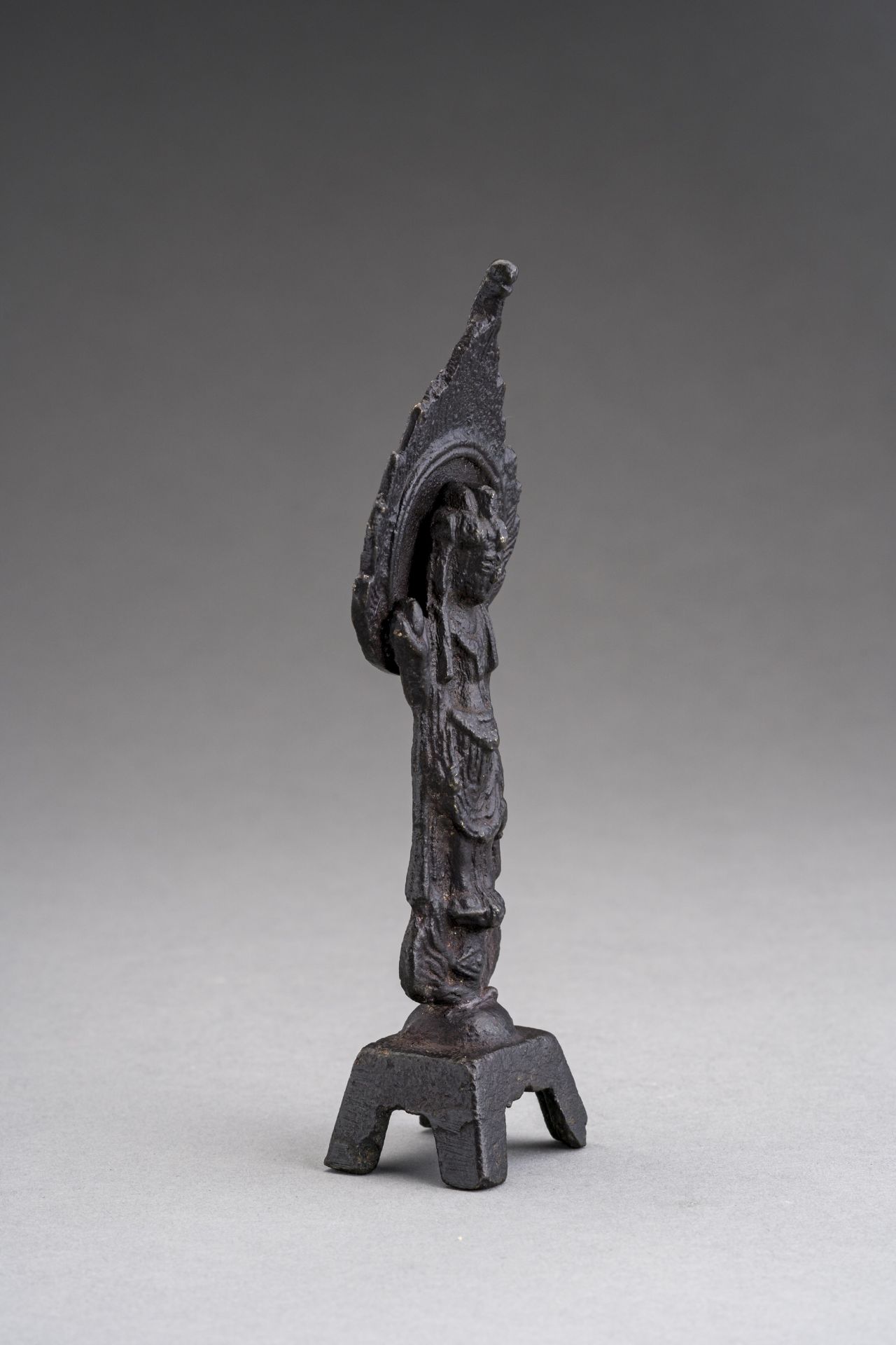 A WEI DYNASTY BRONZE FIGURE OF GUANYIN - Bild 3 aus 8