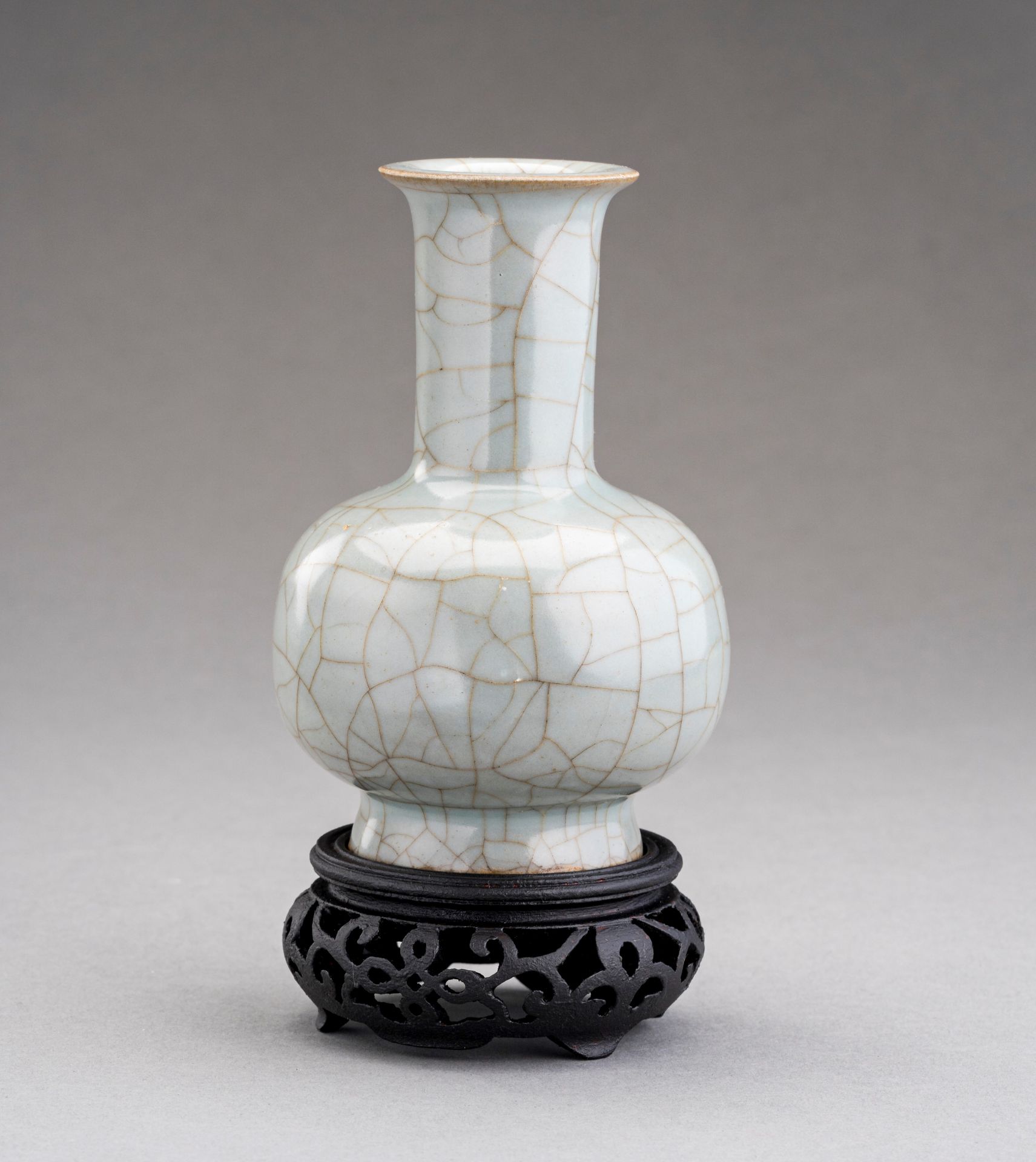 A GUAN-STYLE CELADON GLAZED PORCELAIN BOTTLE VASE, QING DYNASTY