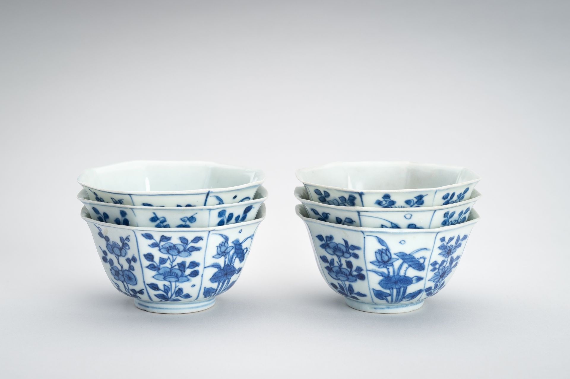 A BLUE AND WHITE PORCELAIN GROUP OF 14 CUPS AND 6 BOWLS, 'HATCHER CARGO' - Bild 7 aus 19