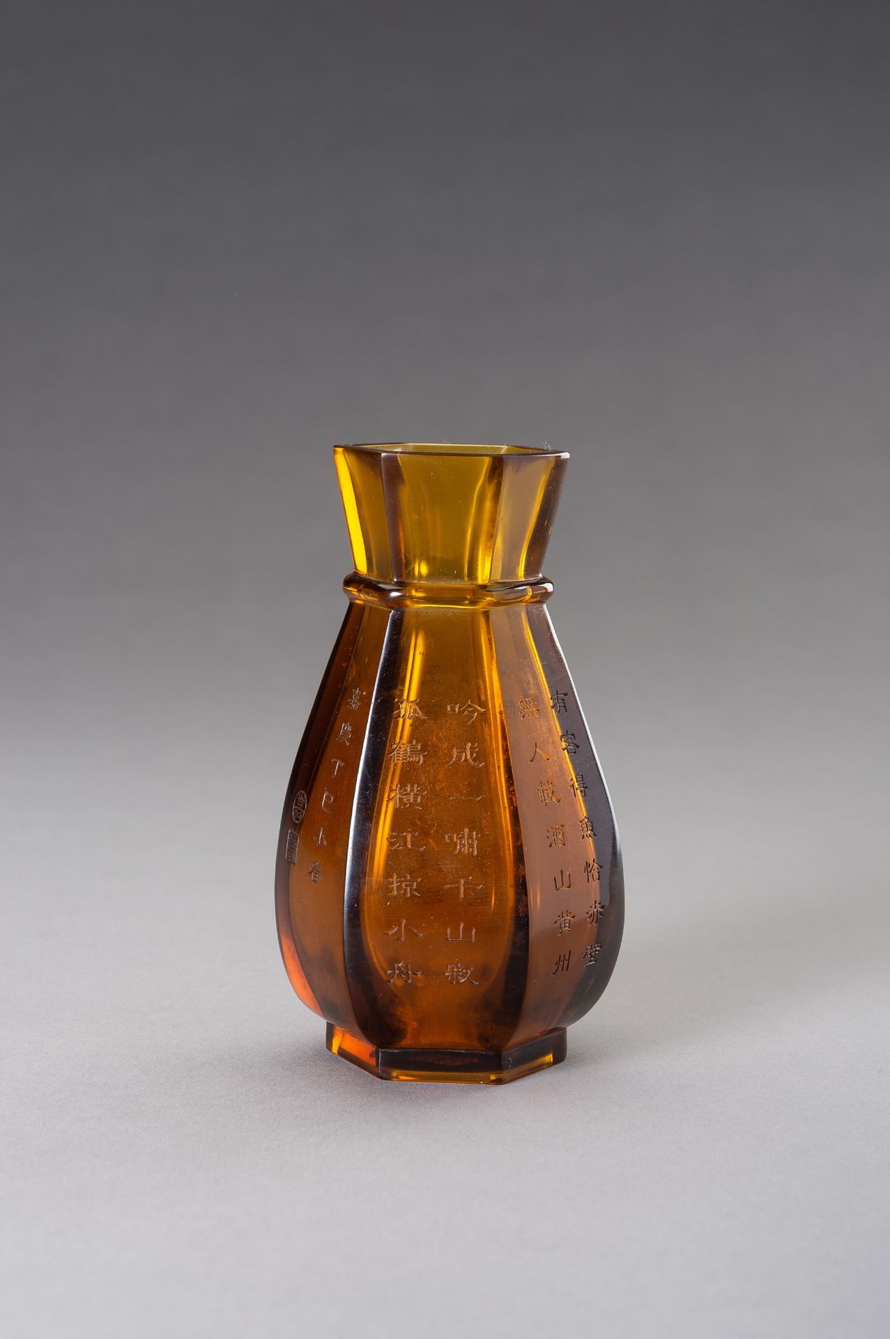 A HEXAGONAL AMBER GLASS VASE, 20TH CENTURY - Bild 2 aus 15