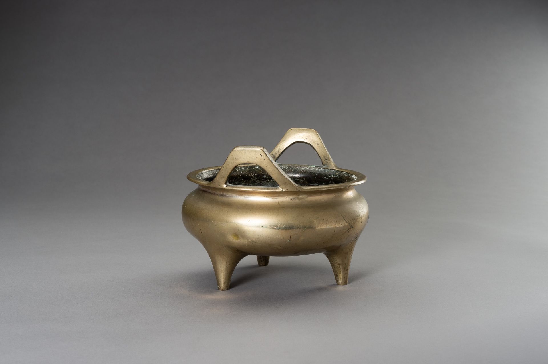 A LARGE GILT BRONZE TRIPOD CENSER - Image 4 of 9