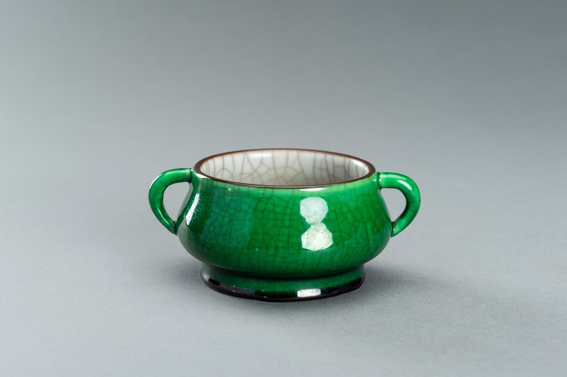 AN APPLE-GREEN GLAZED PORCELAIN CENSER, QING DYNASTY - Bild 2 aus 12