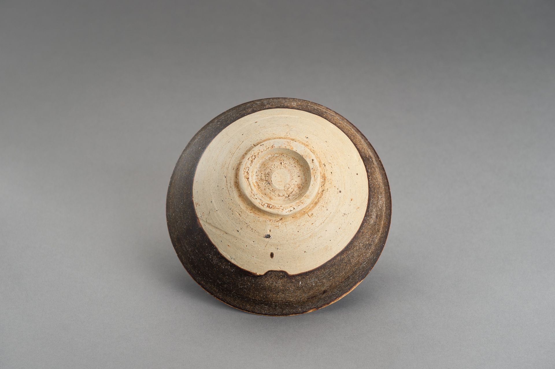A BROWN GLAZED SONG-STYLE CERAMIC BOWL - Image 10 of 10