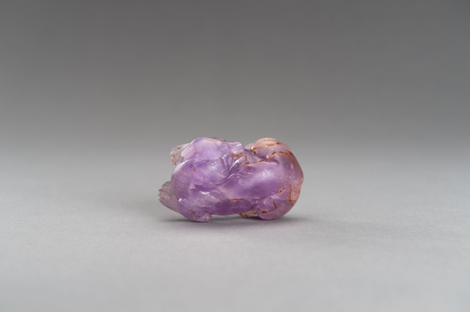 AN AMETHYST FIGURE OF A LION, QING DYNASTY - Bild 10 aus 11