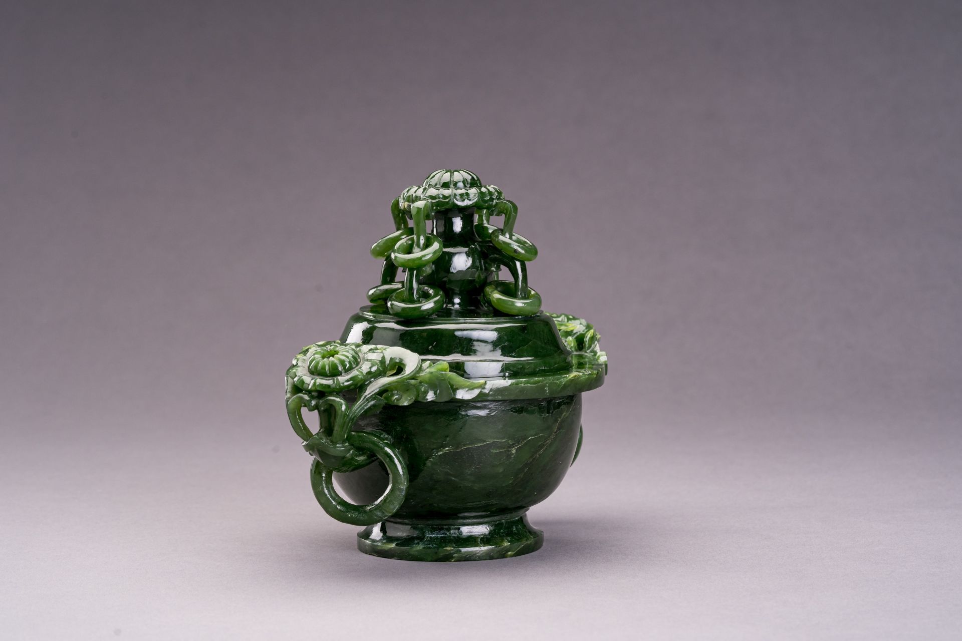 A SPINACH GREEN JADE VESSEL AND COVER - Bild 6 aus 9