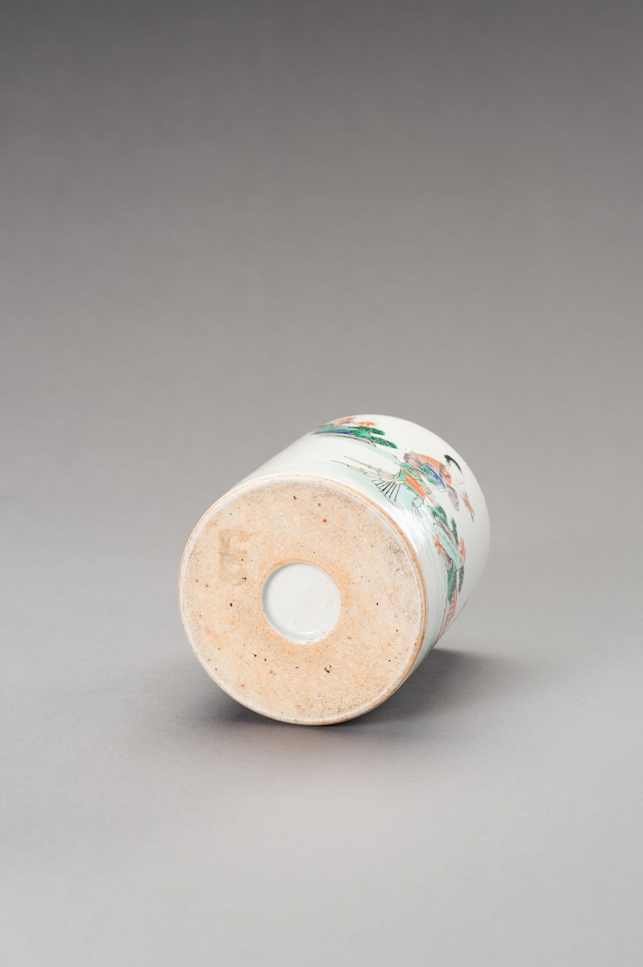 A SMALL FAMILLE VERTE PORCELAIN BRUSHPOT, BITONG, QING DYNASTY - Image 8 of 9