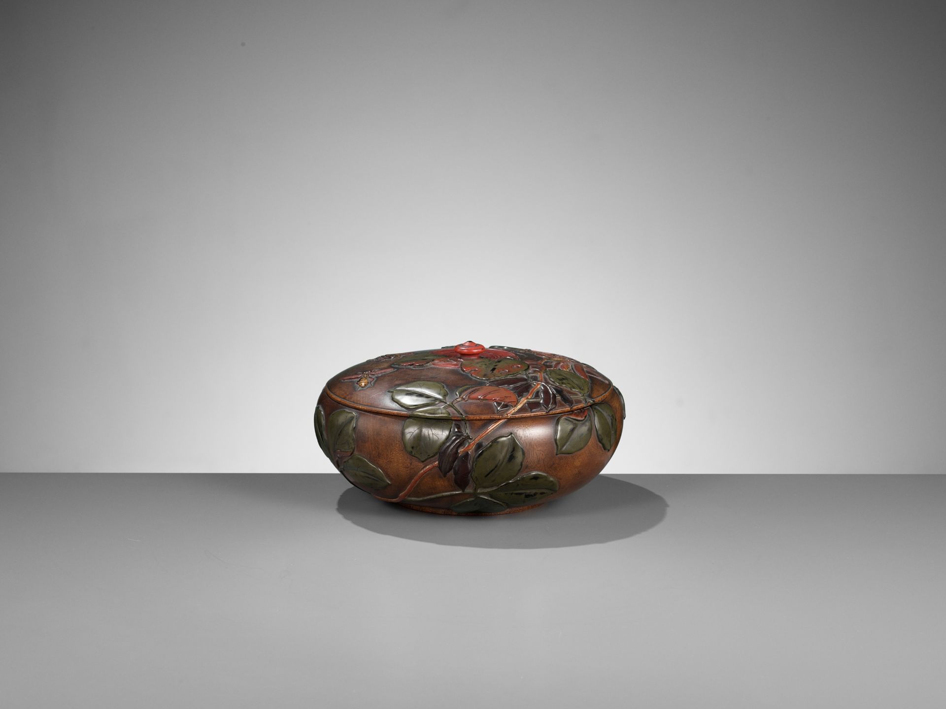 IKKOKUSAI: A SUPERB TAKAMORIE LACQUERED CIRCULAR WOOD BOX AND COVER WITH INSECTS AND LEAVES - Image 3 of 12