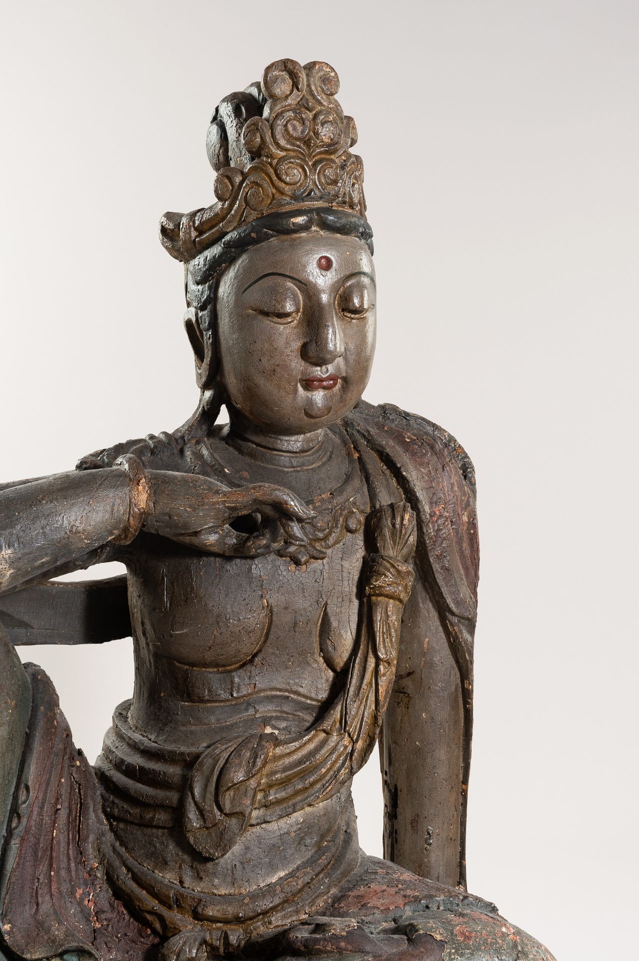 A LARGE MING STYLE SCULPTURE OF GUANYIN, 20th CENTURY - Bild 3 aus 17