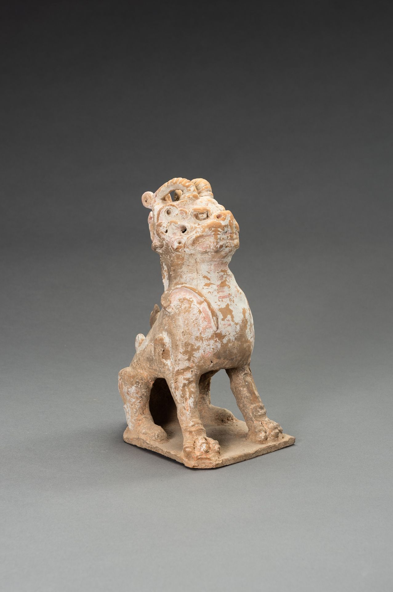 A POTTERY FIGURE OF A HORNED GUARDIAN BEAST, TANG DYNASTY OR EARLIER - Bild 9 aus 13