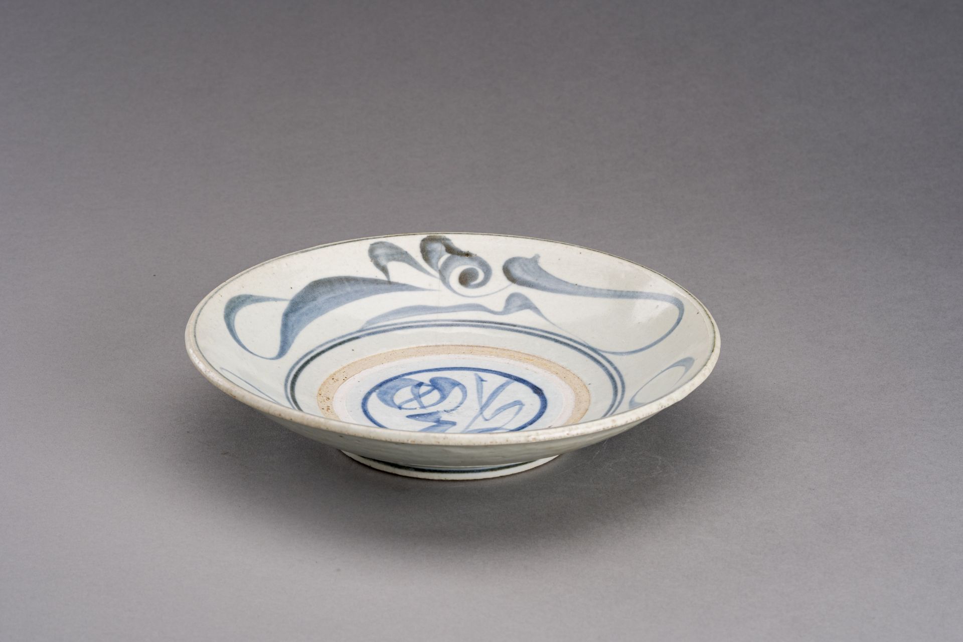 A BLUE AND WHITE PORCELAIN DISH, EARLY QING DYNASTY - Image 2 of 7