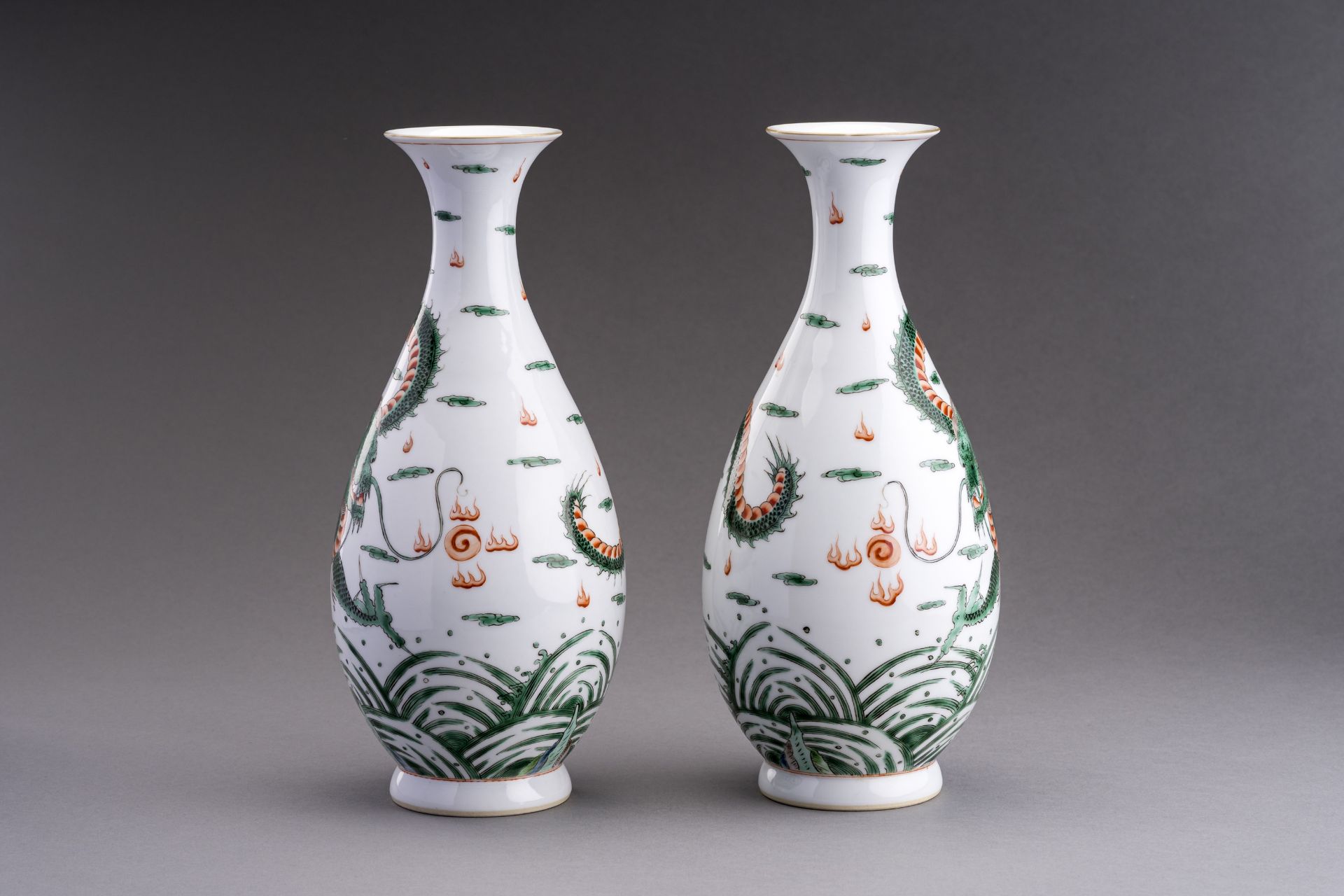 A PAIR OF FAMILLE VERTE 'DRAGON' PORCELAIN VASES - Image 4 of 7