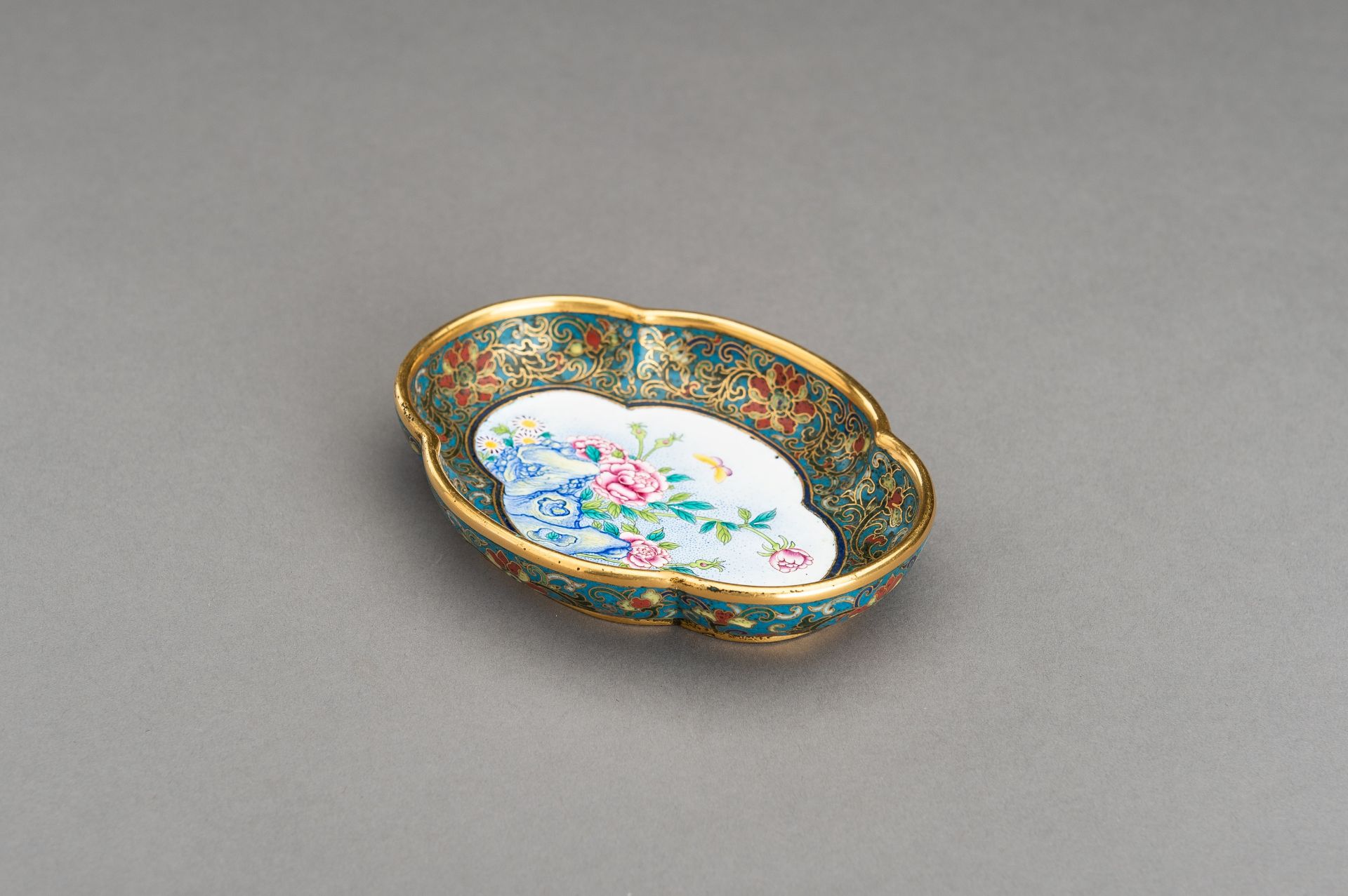 A LOBED CLOISONNE 'BUTTERFLY AND PEONIES' DISH, c. 1920s - Bild 3 aus 11