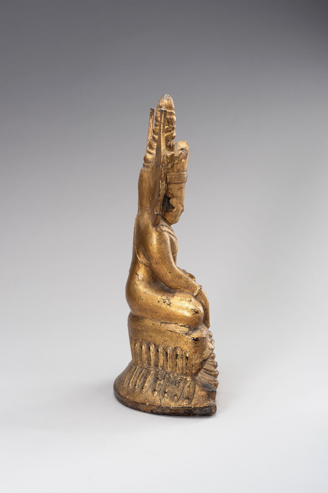 A GOLD LACQUERED WOOD FIGURE OF BUDDHA - Bild 7 aus 11