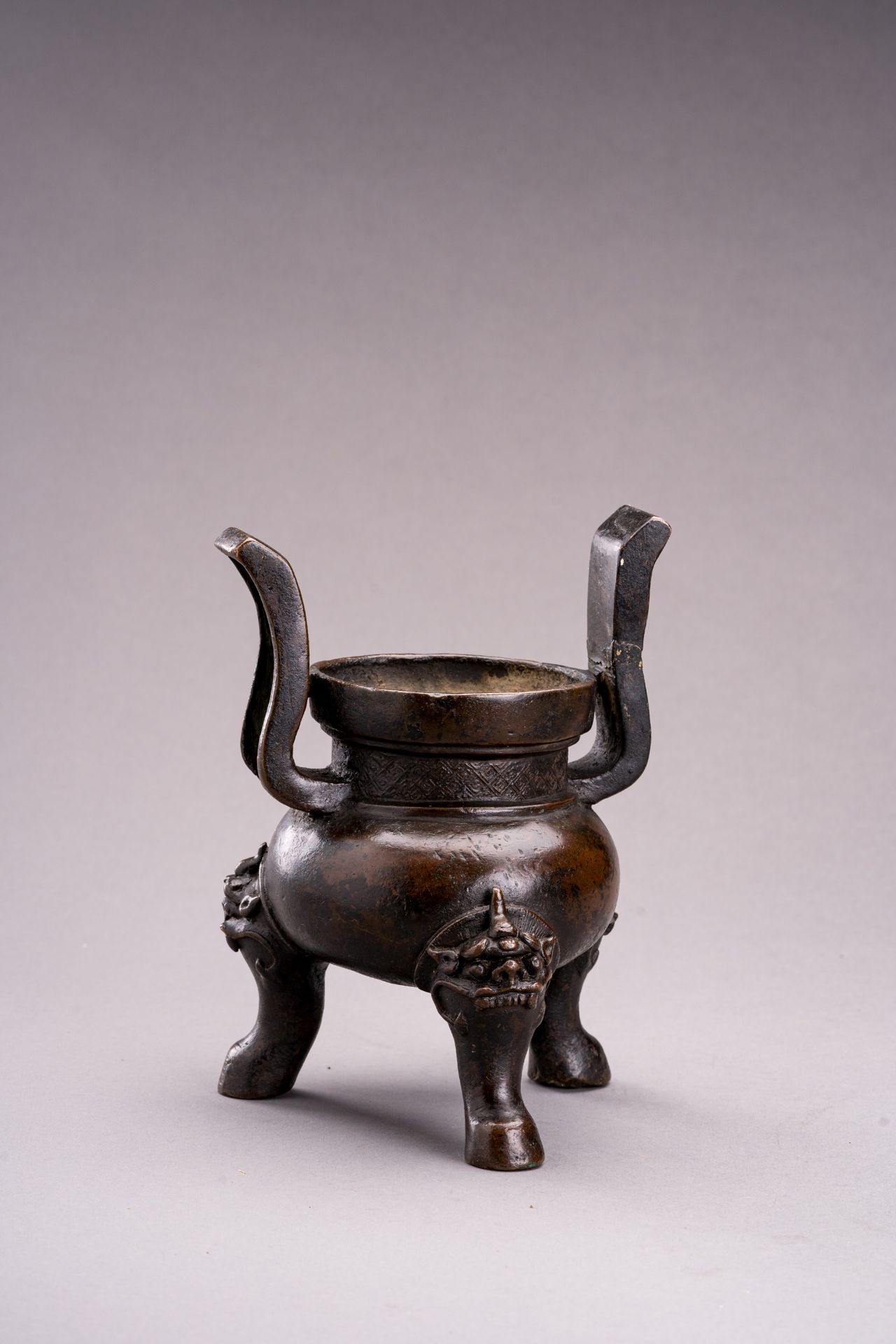 A LUDUAN TRIPOD BRONZE CENSER, MING - Bild 2 aus 12