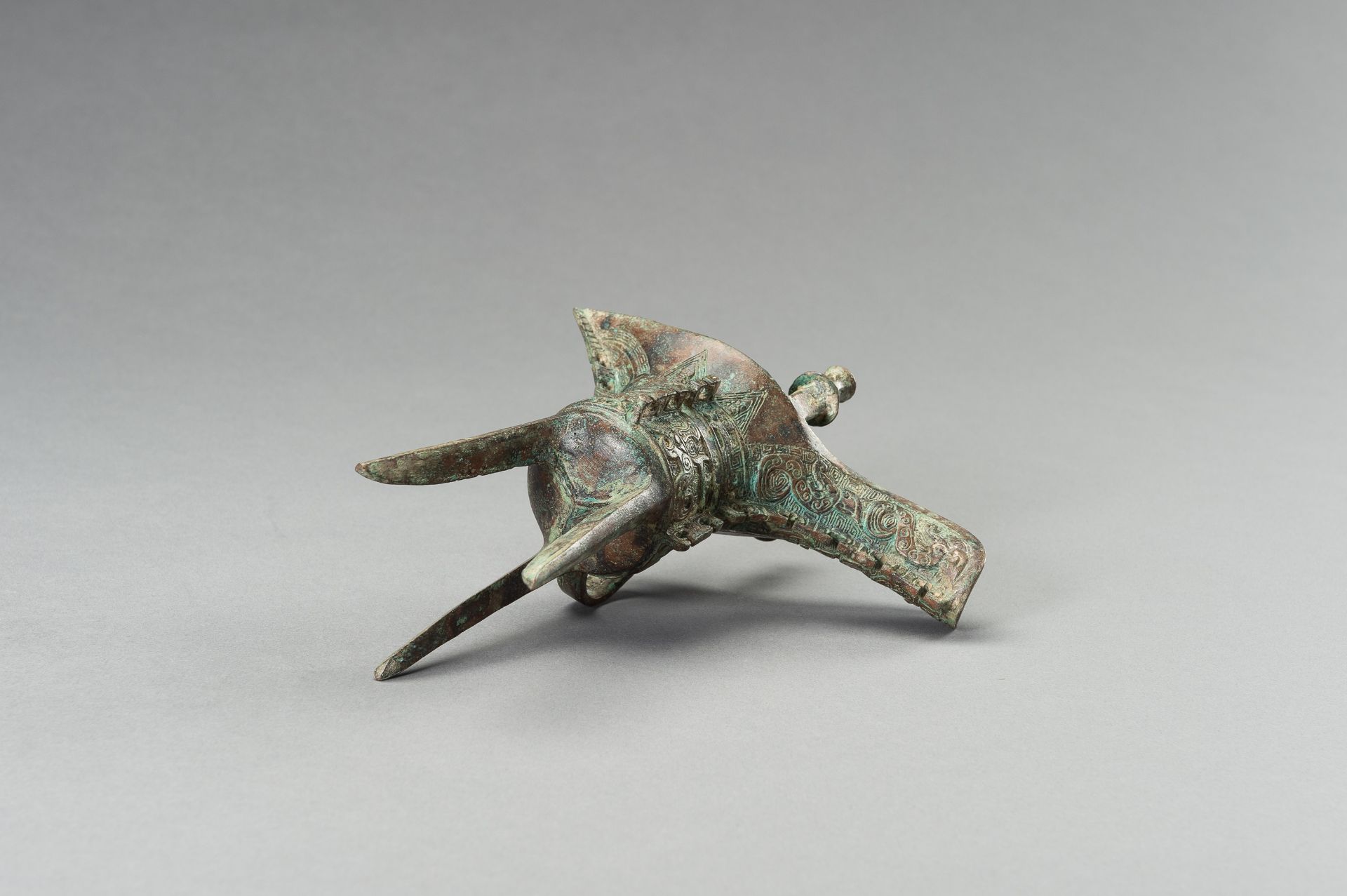 AN ARCHAISTIC SHANG-STYLE BRONZE RITUAL TRIPOD WINE VESSEL, JUE - Image 9 of 9