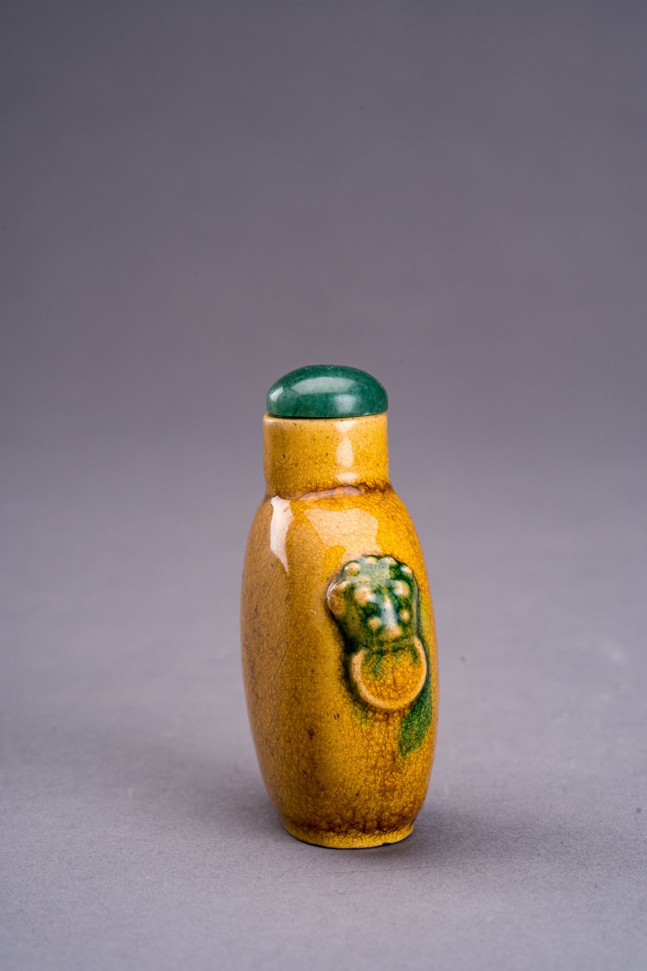 A YELLOW GLAZED CERAMIC SNUFF BOTTLE, c. 1920s - Image 3 of 6