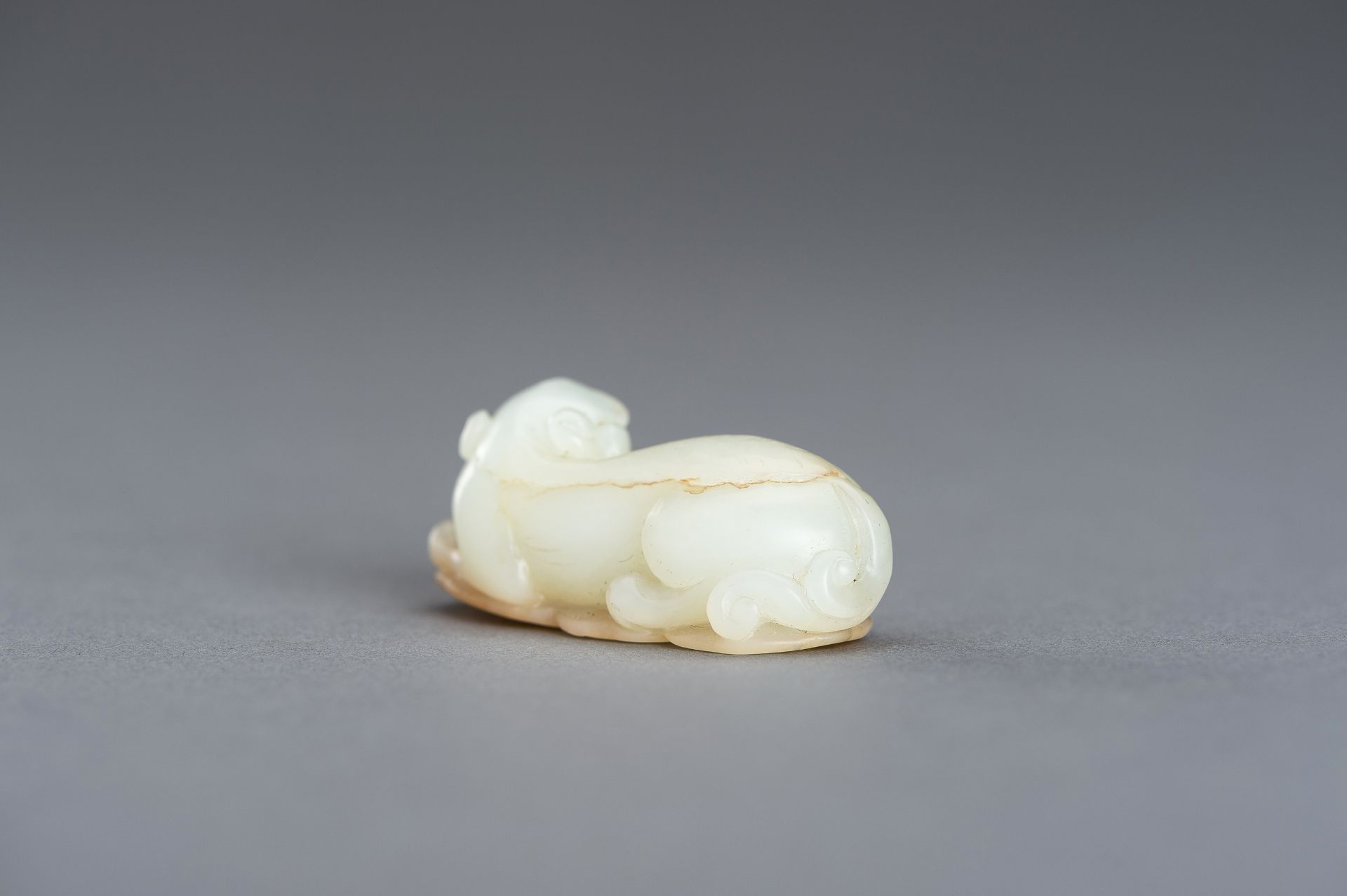 A WHITE AND RUSSET JADE PENDANT OF A BUDDHIST LION, QING DYNASTY - Image 8 of 12