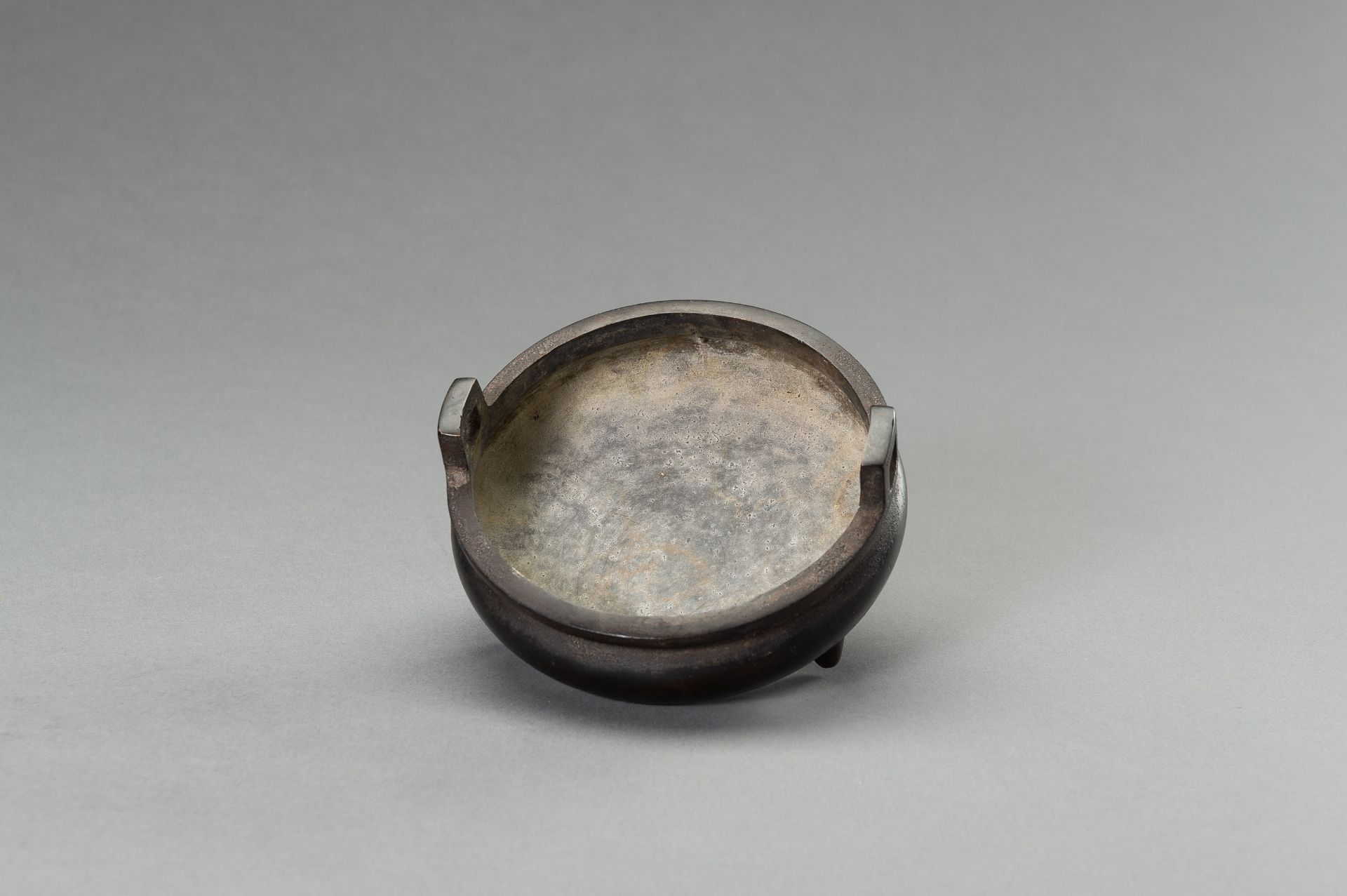 A BRONZE TRIPOD CENSER - Image 9 of 12