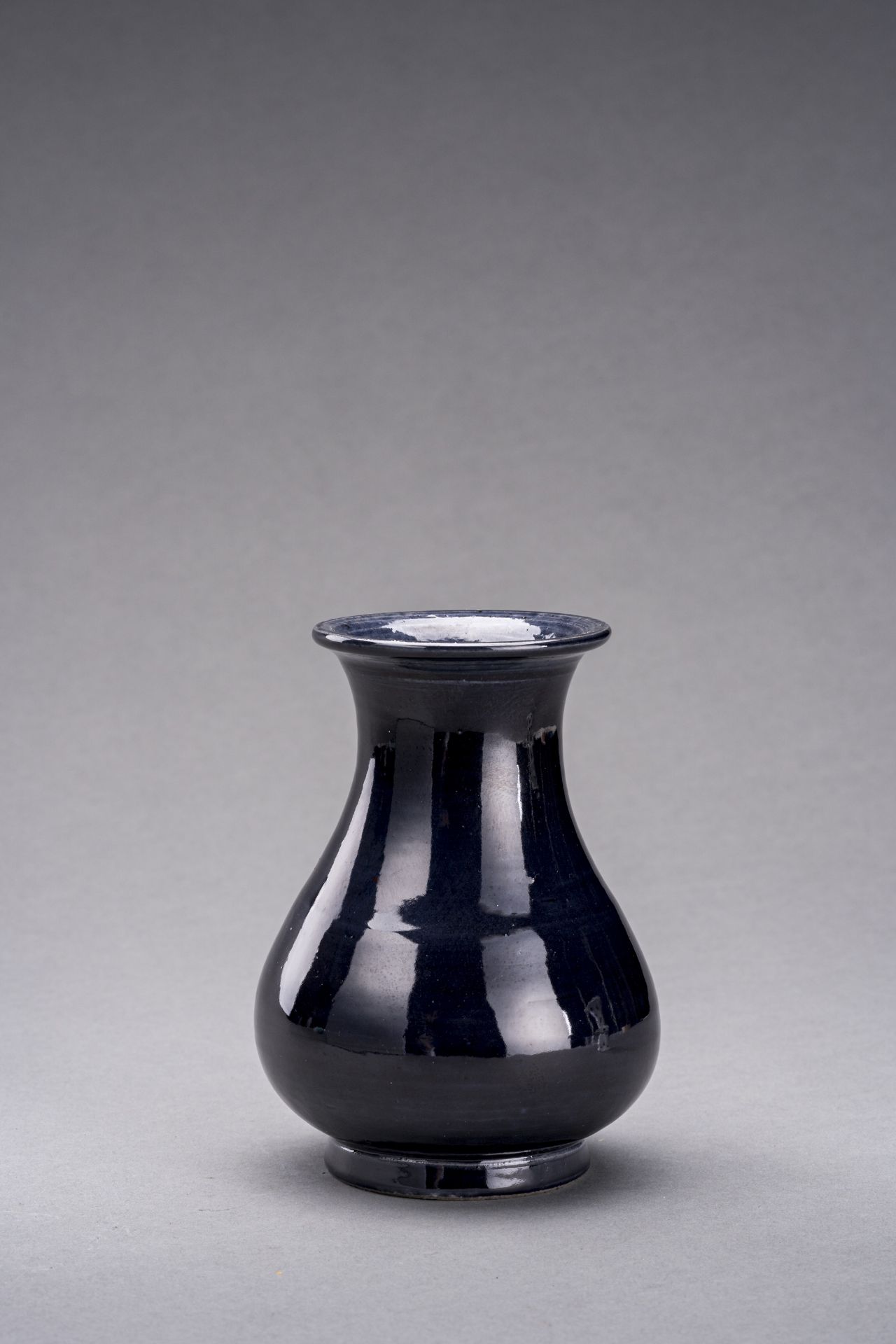 AN AUBERGINE GLAZED BOTTLE VASE, QING DYNASTY - Image 3 of 6