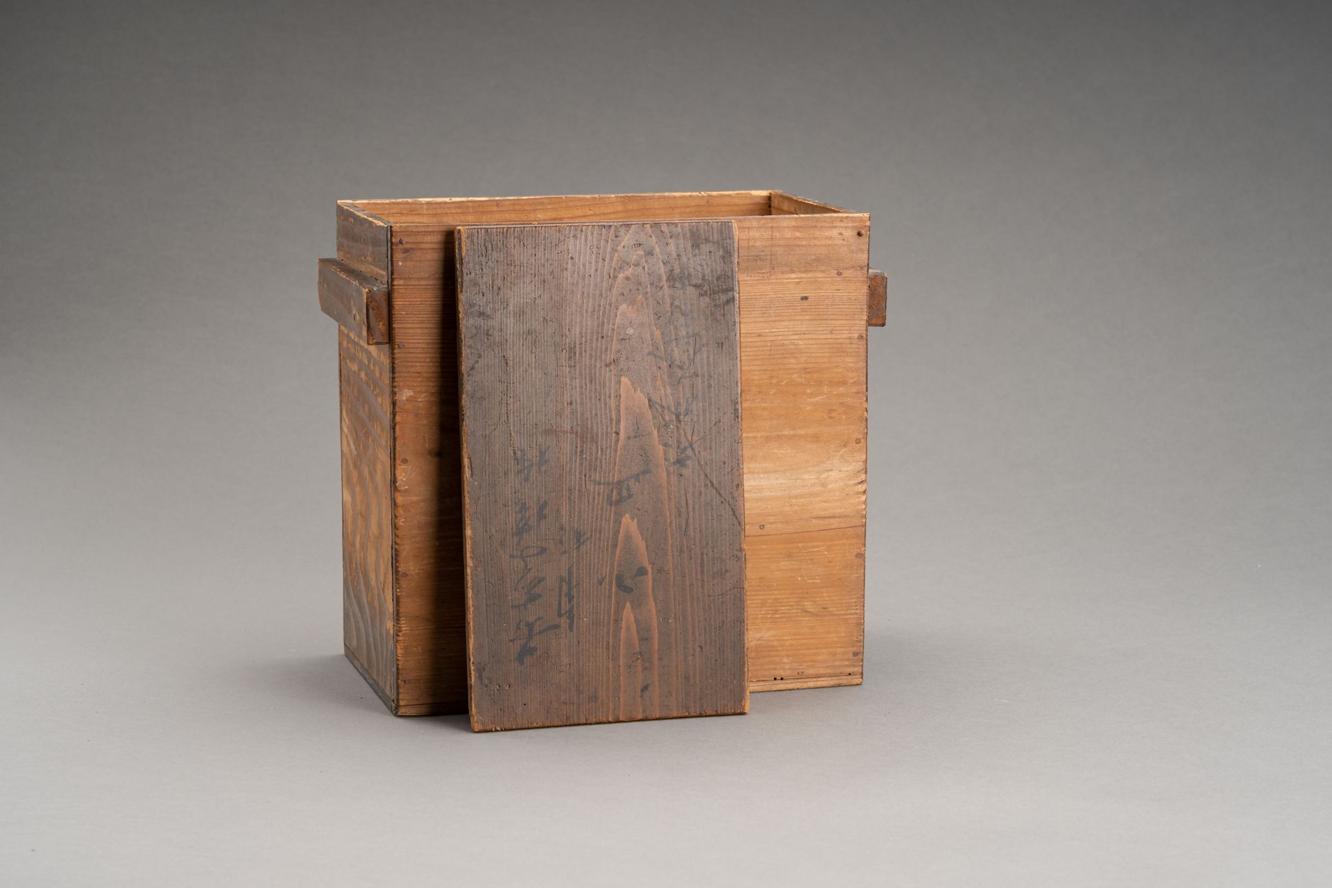 A WOODEN CHEST WITH DRAWERS AND A COPPER SAKE WARMER 'KANDOUKO', 19th CENTURY - Bild 26 aus 28