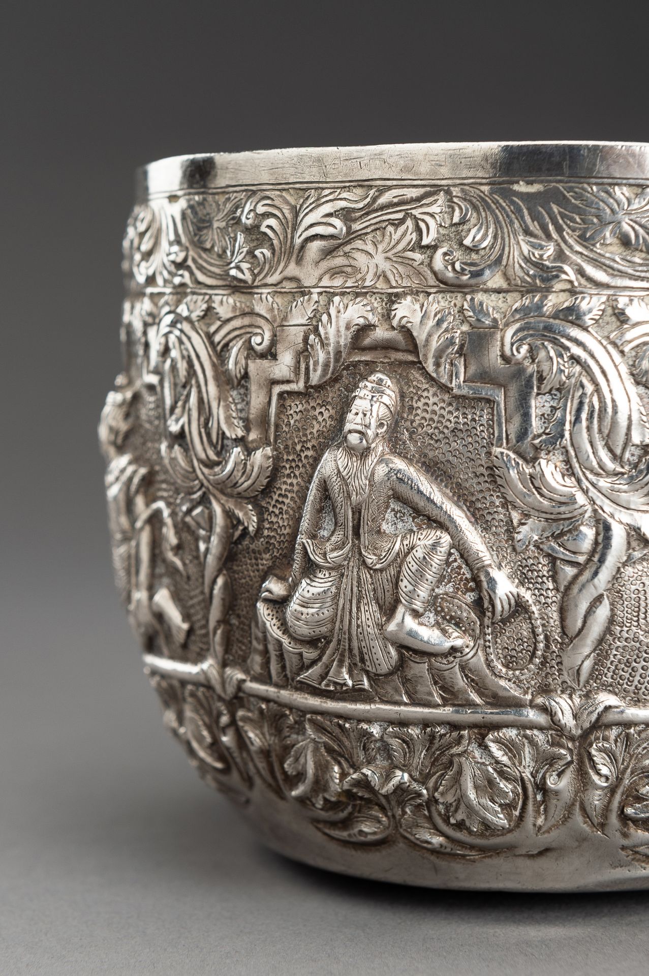 AN EMBOSSED SILVER BOWL WITH FIGURAL RELIEF - Bild 4 aus 12