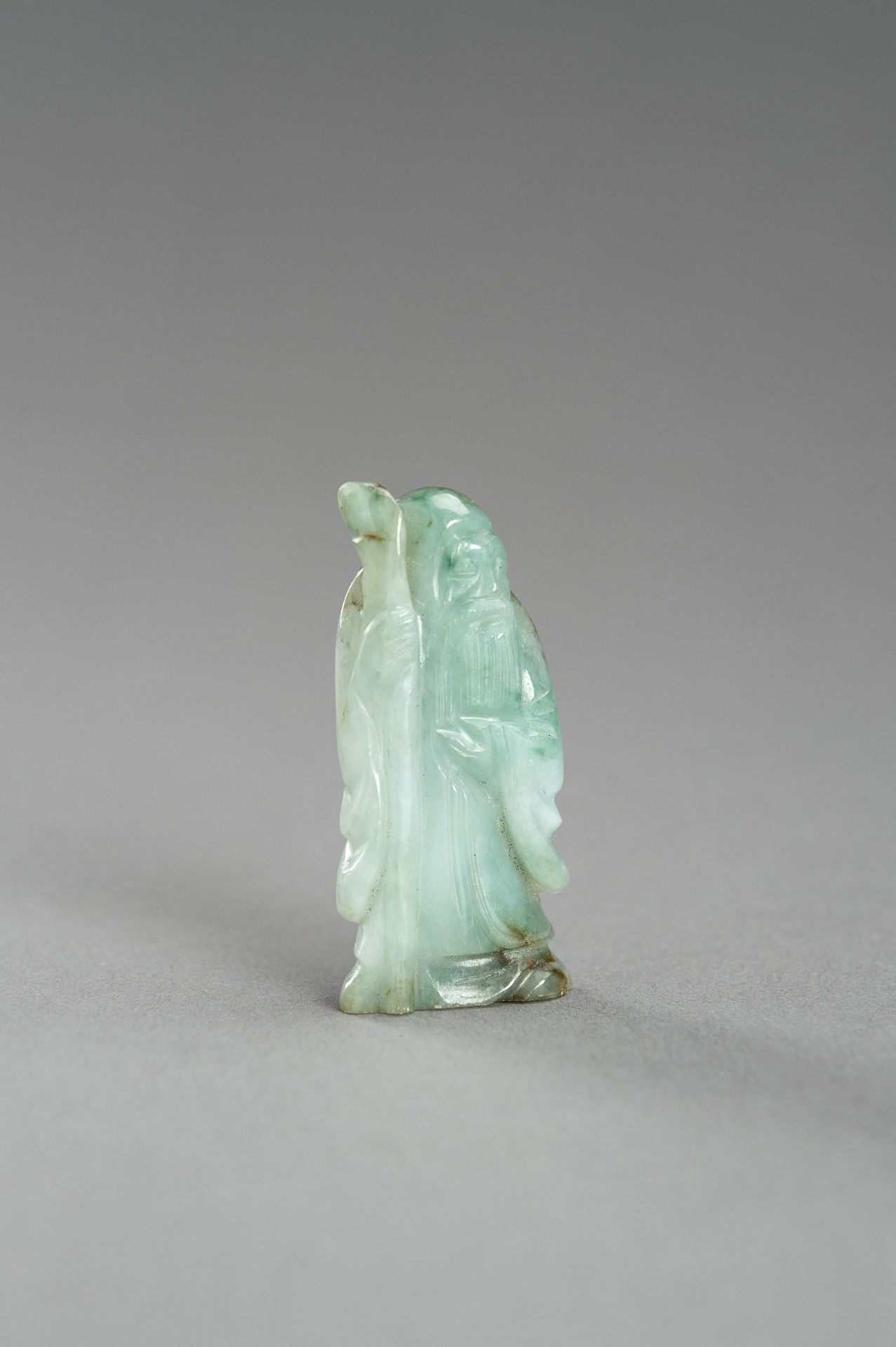 A LOT WITH THREE JADE & HARDSTONE FIGURAL PENDANTS - Image 3 of 9