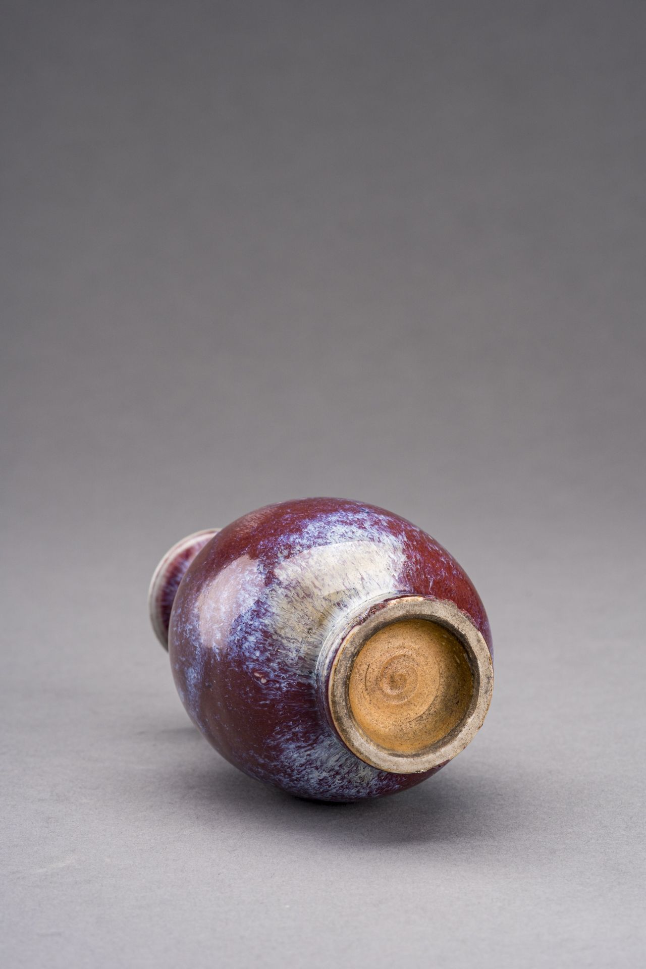 A SMALL FLAMBE GLAZED PORCELAIN VASE, 1900s - Image 5 of 6