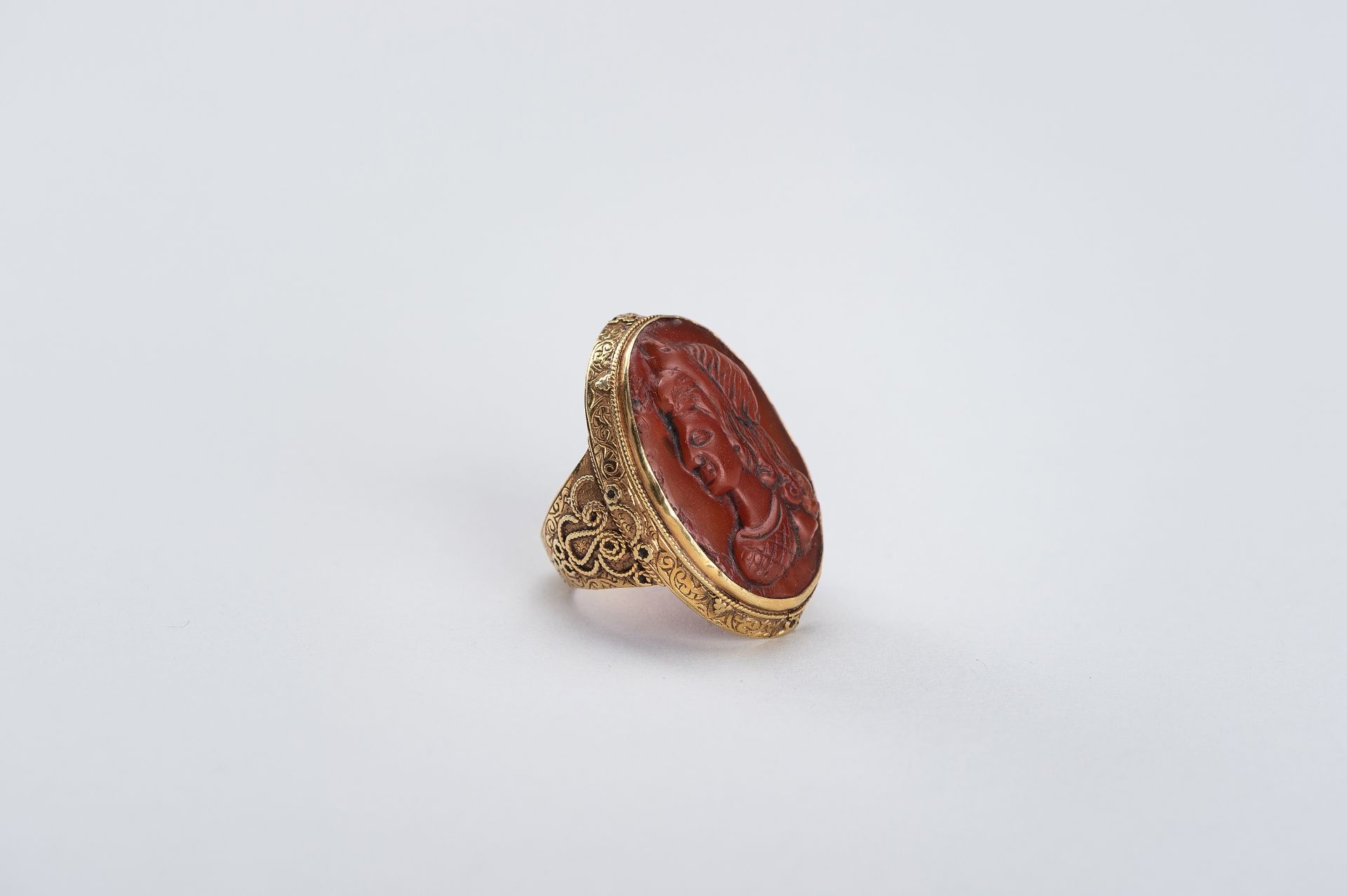 AN INDO-PERSIAN GOLD RING WITH CARNELIAN INTAGLIO - Image 7 of 10