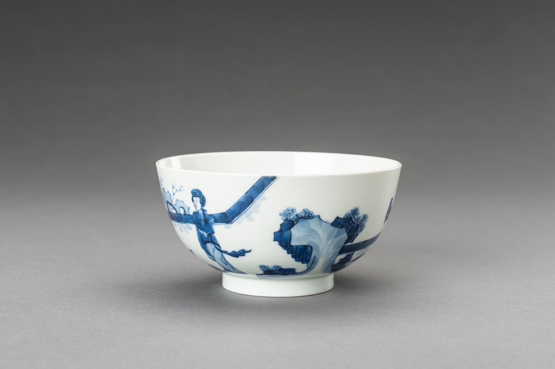 A KANGXI STYLE BLUE AND WHITE 'LADIES IN PALACE' PORCELAIN BOWL, 1920s - Image 6 of 14