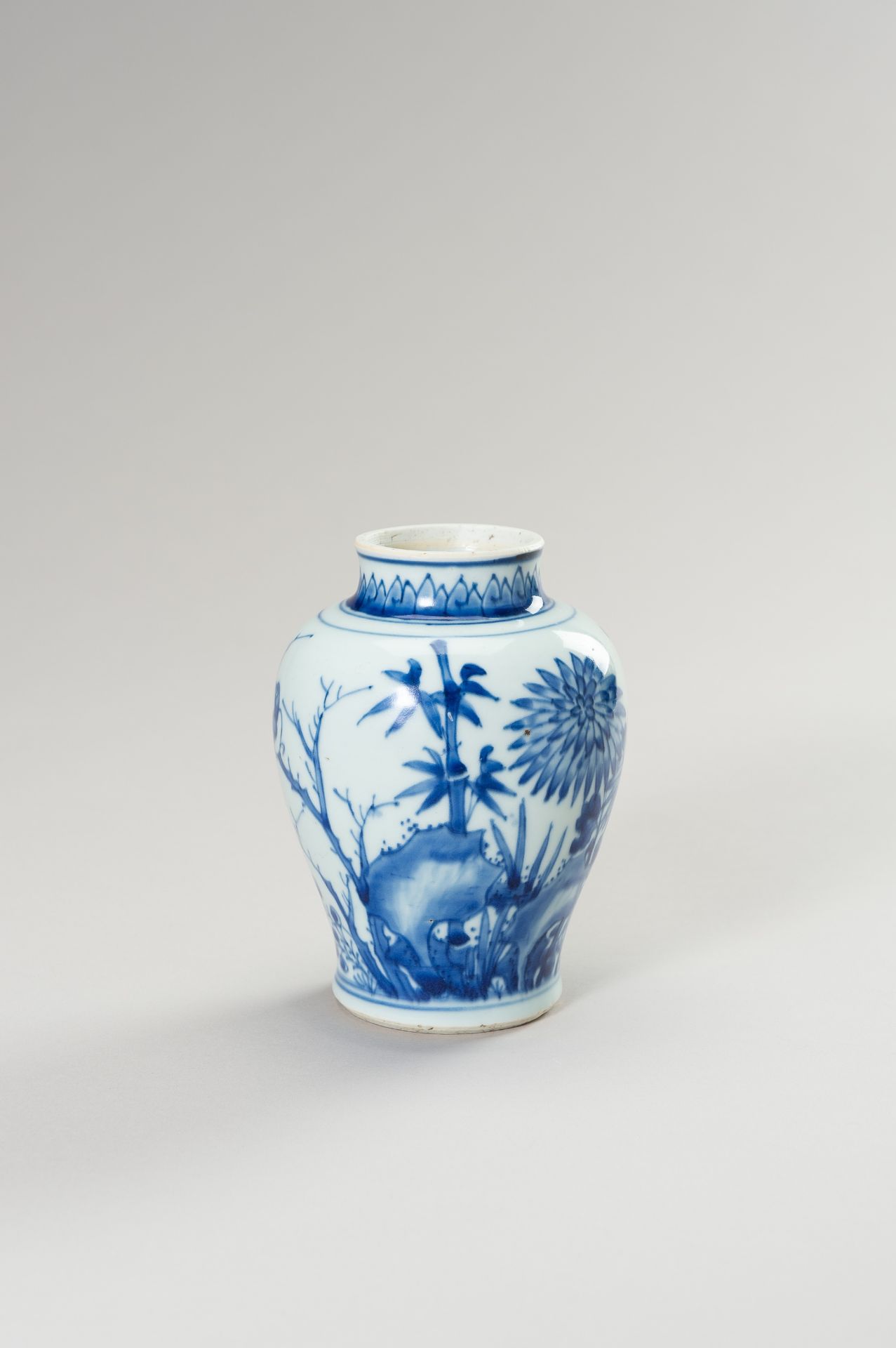 A BLUE AND WHITE PORCELAIN BALUSTER VASE - Image 2 of 10