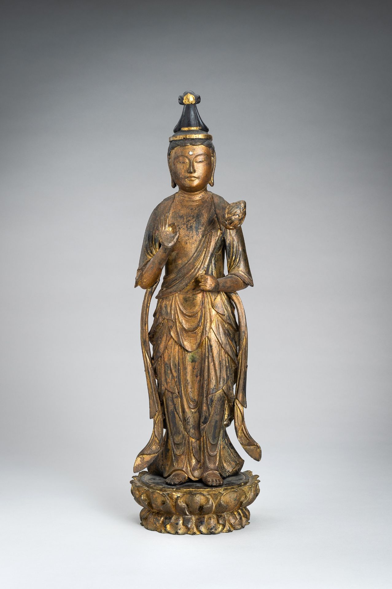 A GILT LACQUERED WOOD FIGURE OF SEISHI BOSATSU, EDO - Bild 3 aus 14