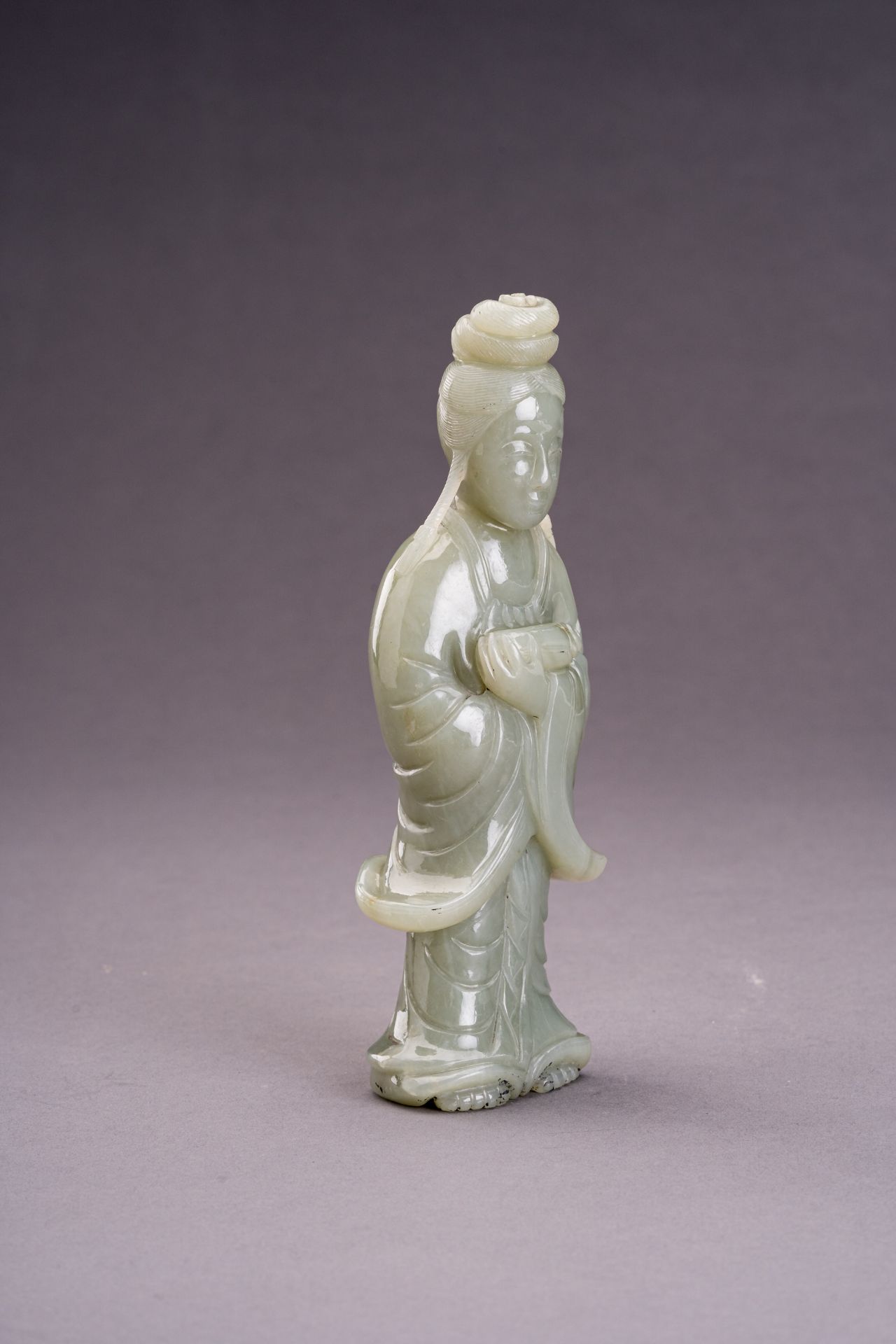 A GROUP OF TWO JADE & HARDSTONE FIGURES OF DEITIES - Bild 13 aus 16