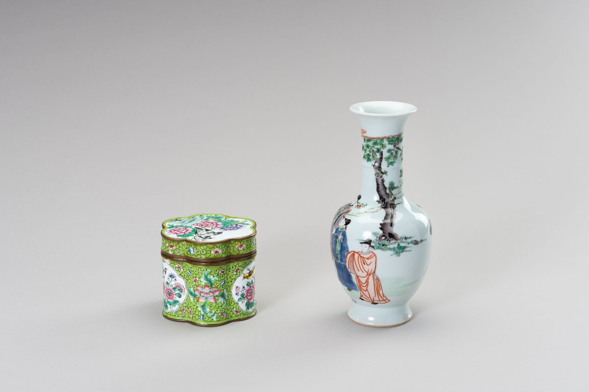 A LOBED ENAMEL BOX AND A FAMILLE VERTE VASE - Image 3 of 12