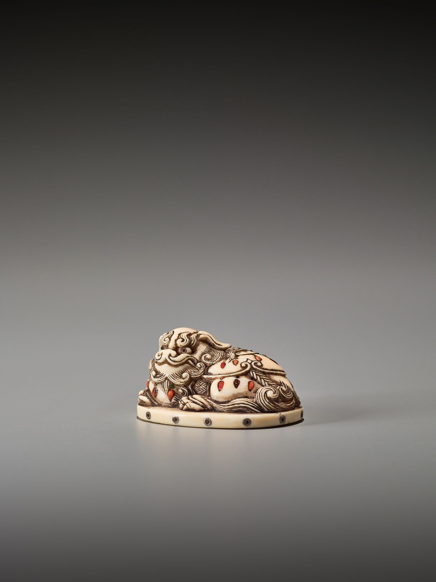 AN INLAID IVORY NETSUKE OF A RECUMBENT SHIBAYAMA SHISHI - Bild 4 aus 8