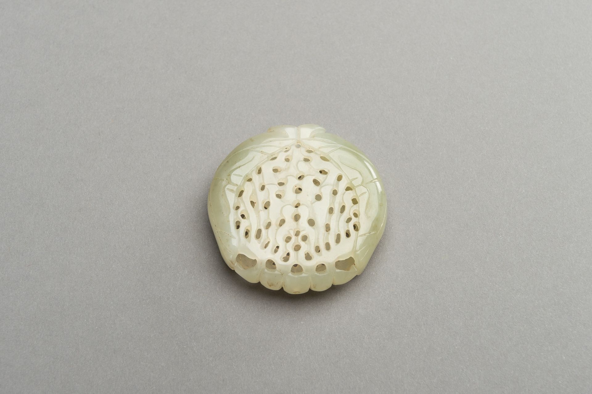 A RETICULATED PALE CELADON JADE PARFUMIER, REPUBLIC PERIOD - Bild 7 aus 10