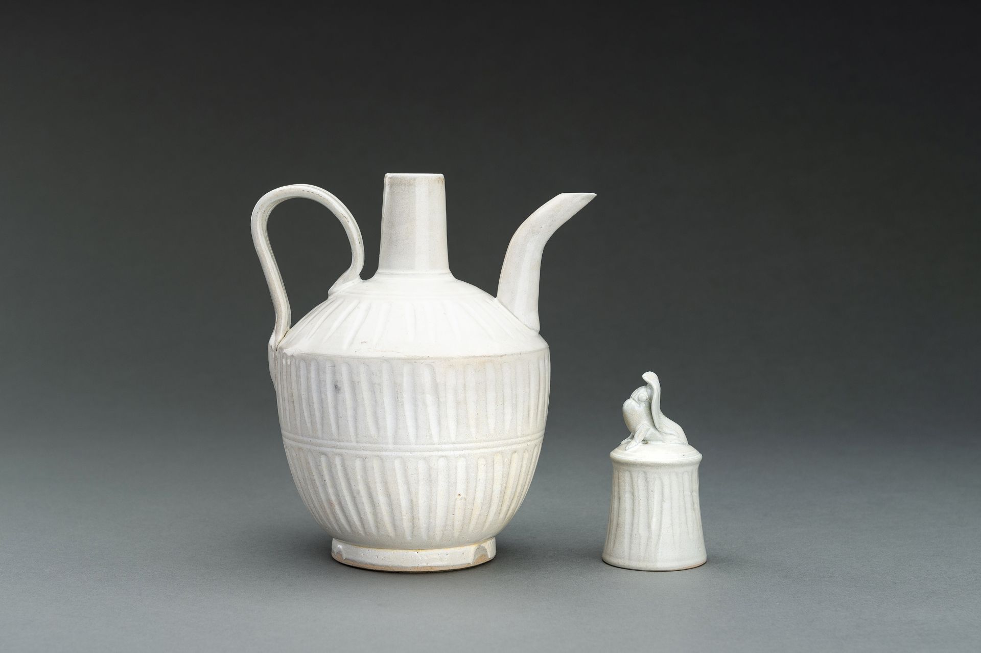 A DING-TYPE WHITE GLAZED CERAMIC EWER, QING - Bild 7 aus 10