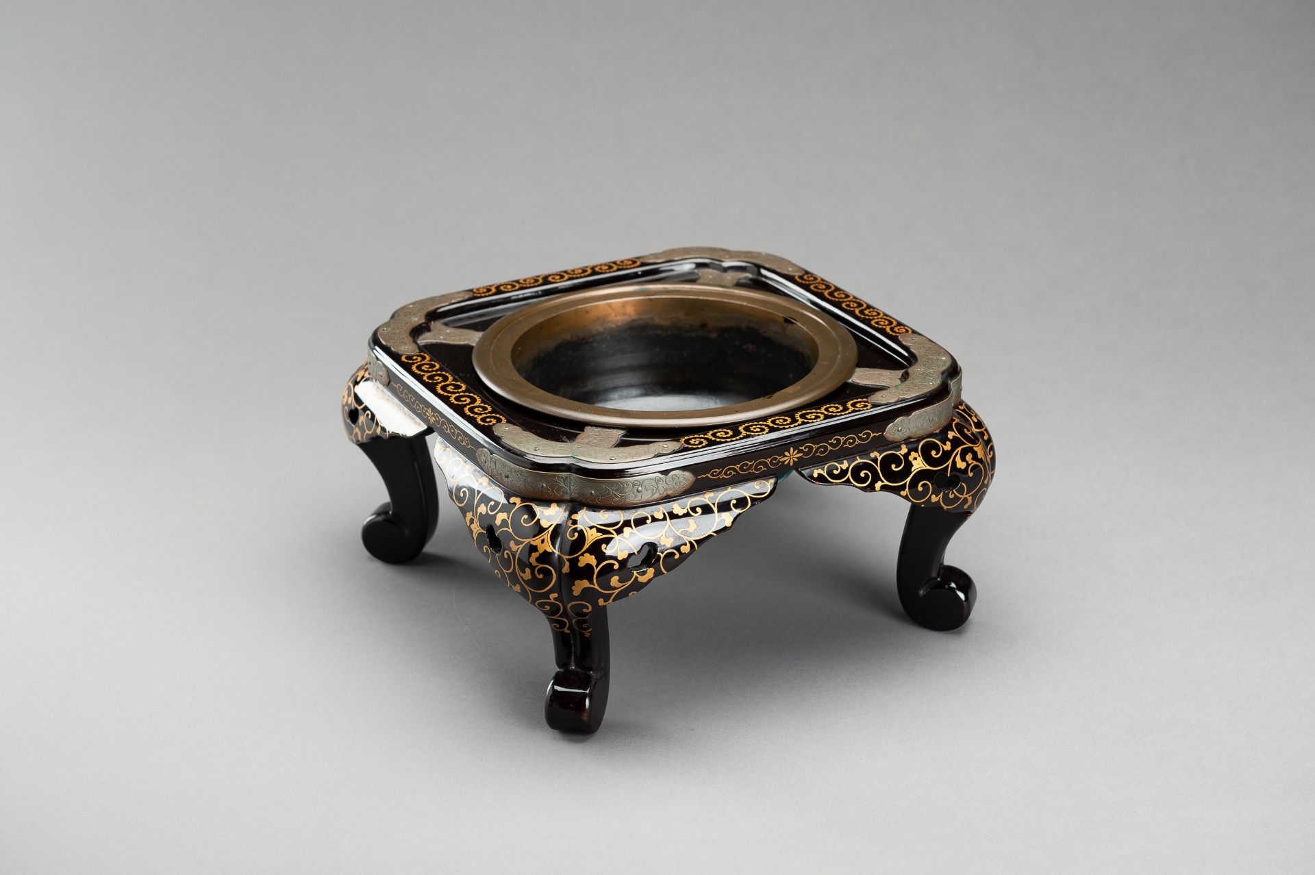 A LACQUER STAND FOR A HIBACHI (BRAZIER), EDO - Bild 14 aus 14