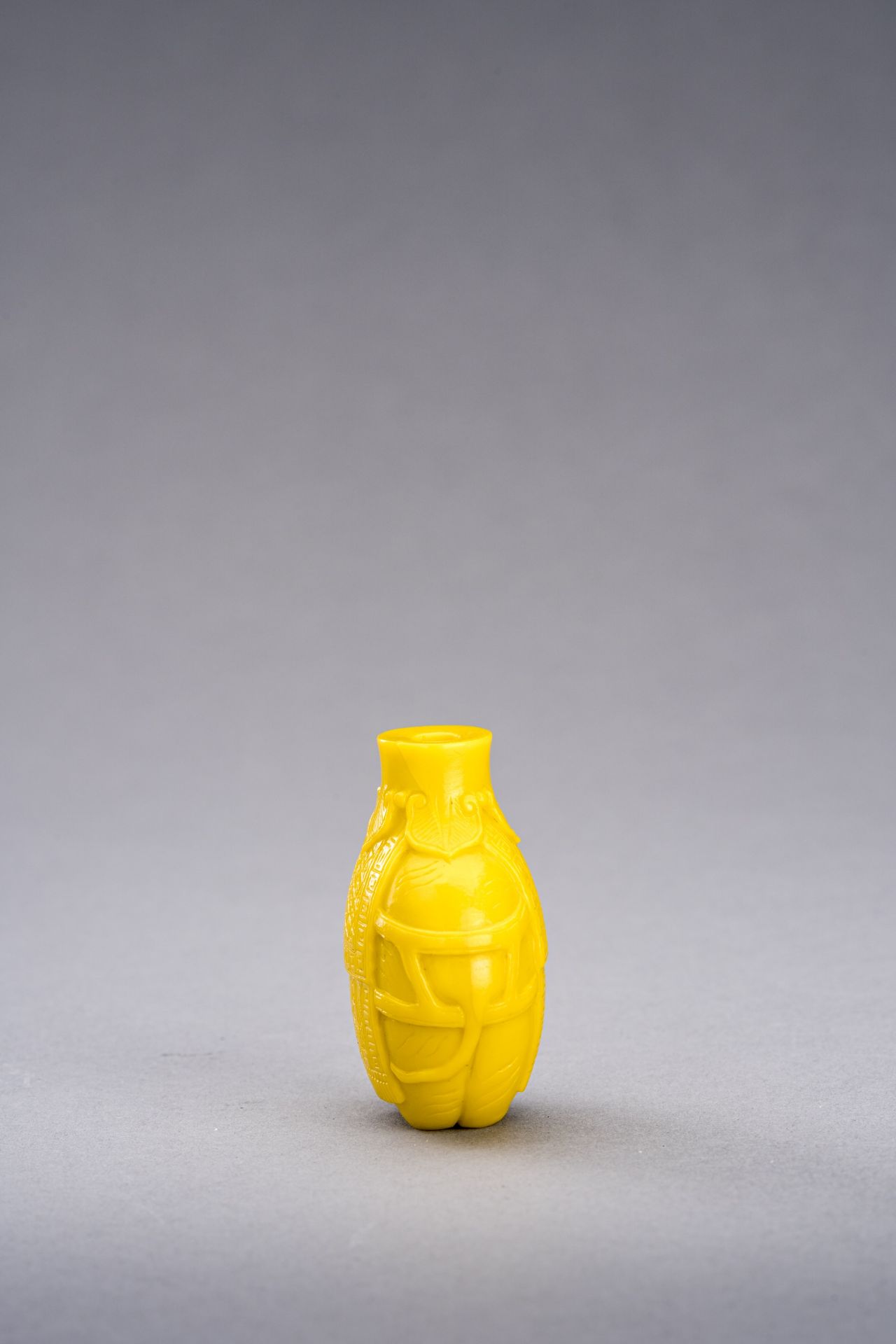A YELLOW GLASS 'CAPARISONED ELEPHANT' SNUFF BOTTLE, c. 1920s - Image 4 of 6
