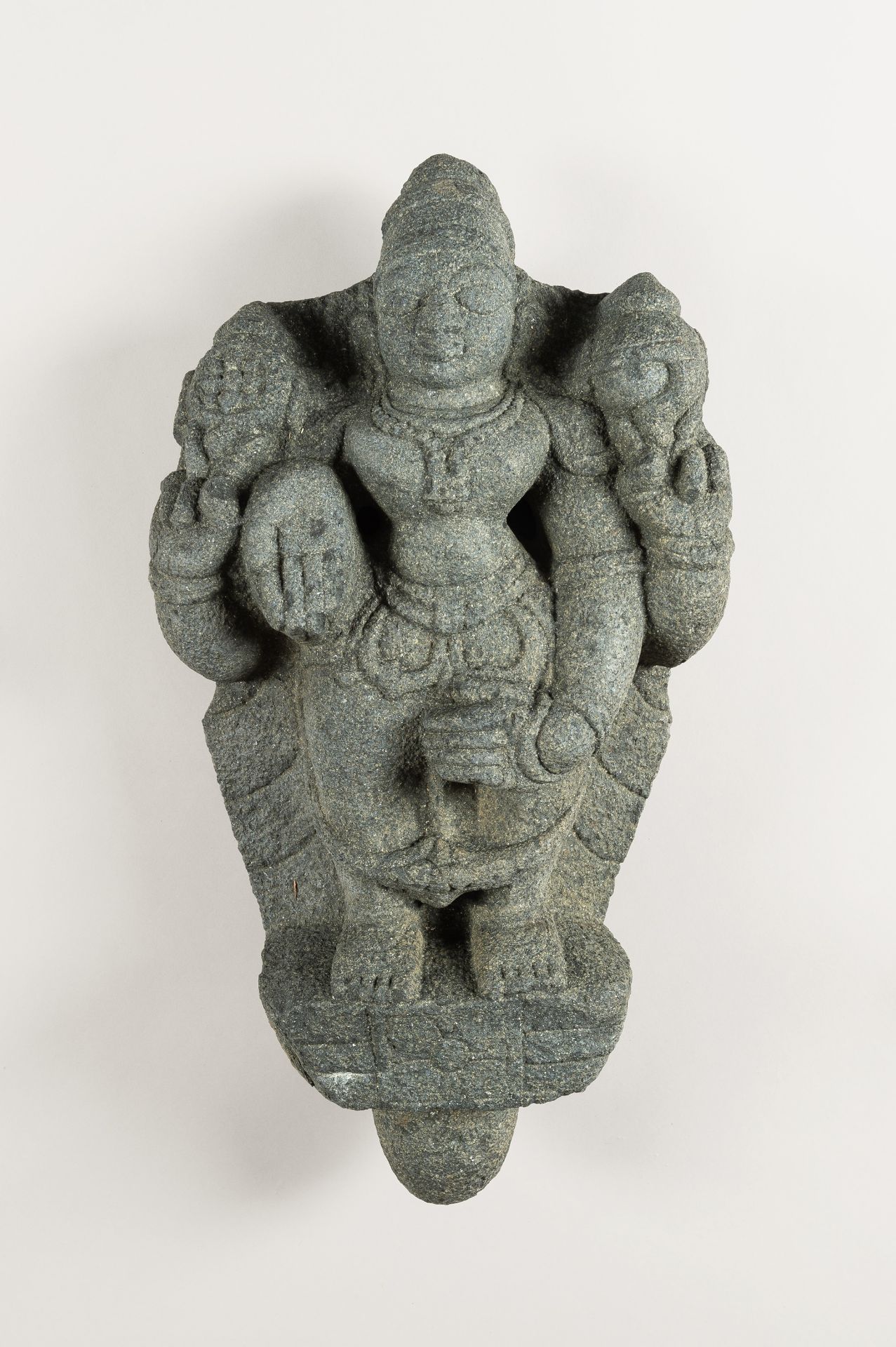 A LARGE INDIAN STONE STATUE OF A DEITY - Bild 8 aus 11