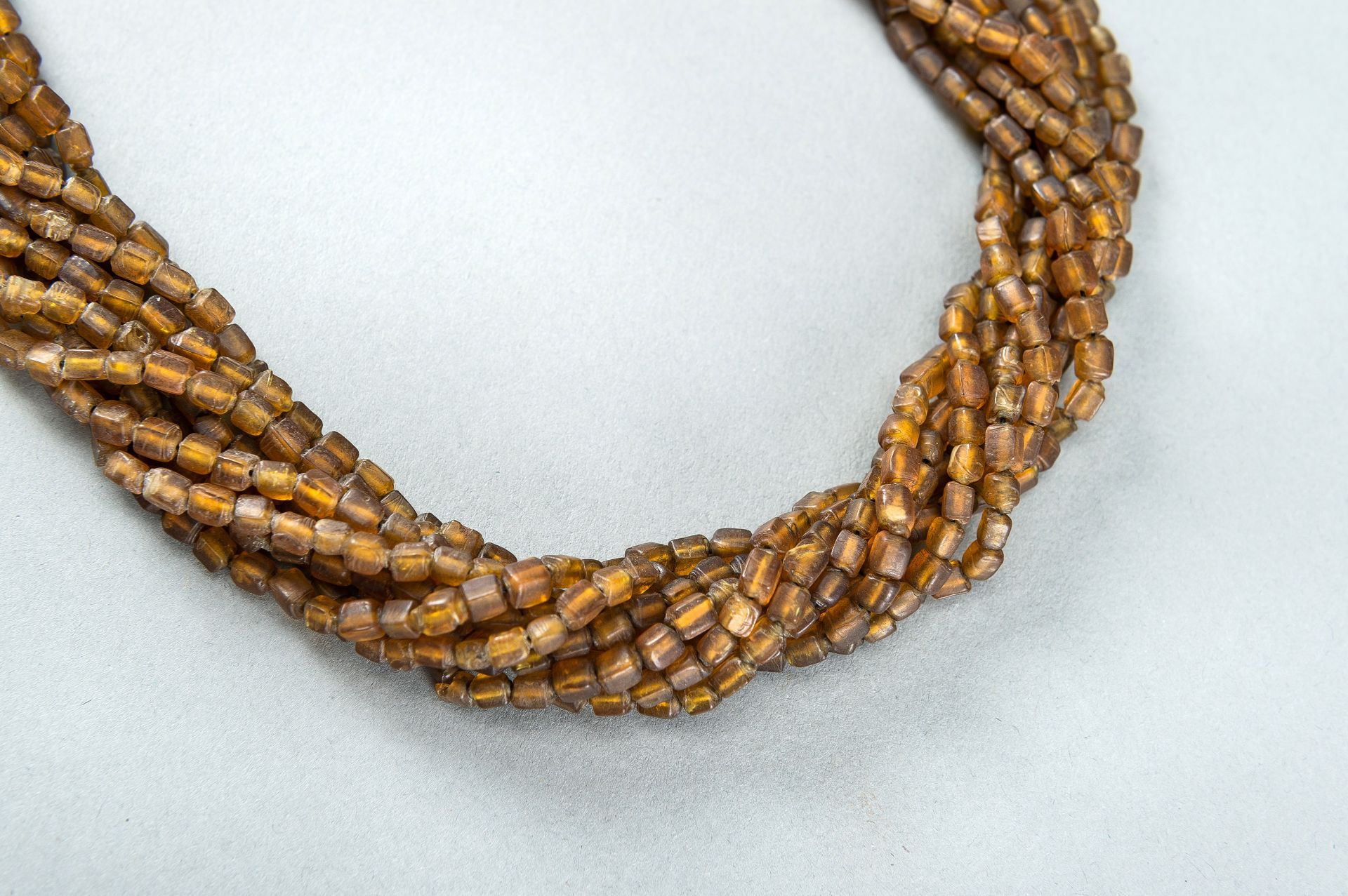 A WESTERN ASIATIC AMBER GLASS NECKLACE - Image 5 of 9