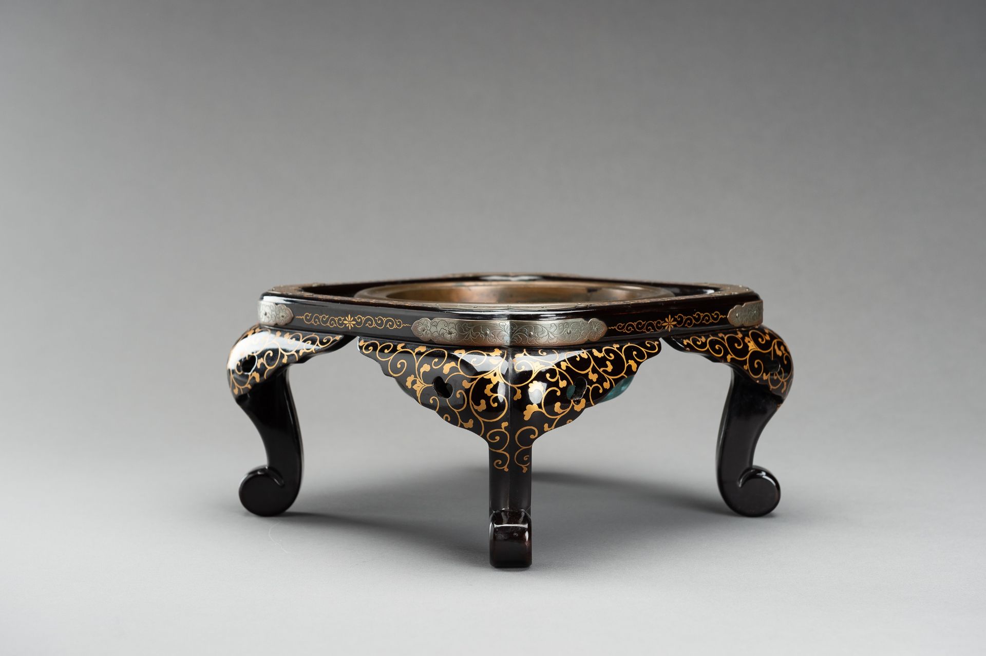 A LACQUER STAND FOR A HIBACHI (BRAZIER), EDO - Bild 7 aus 14