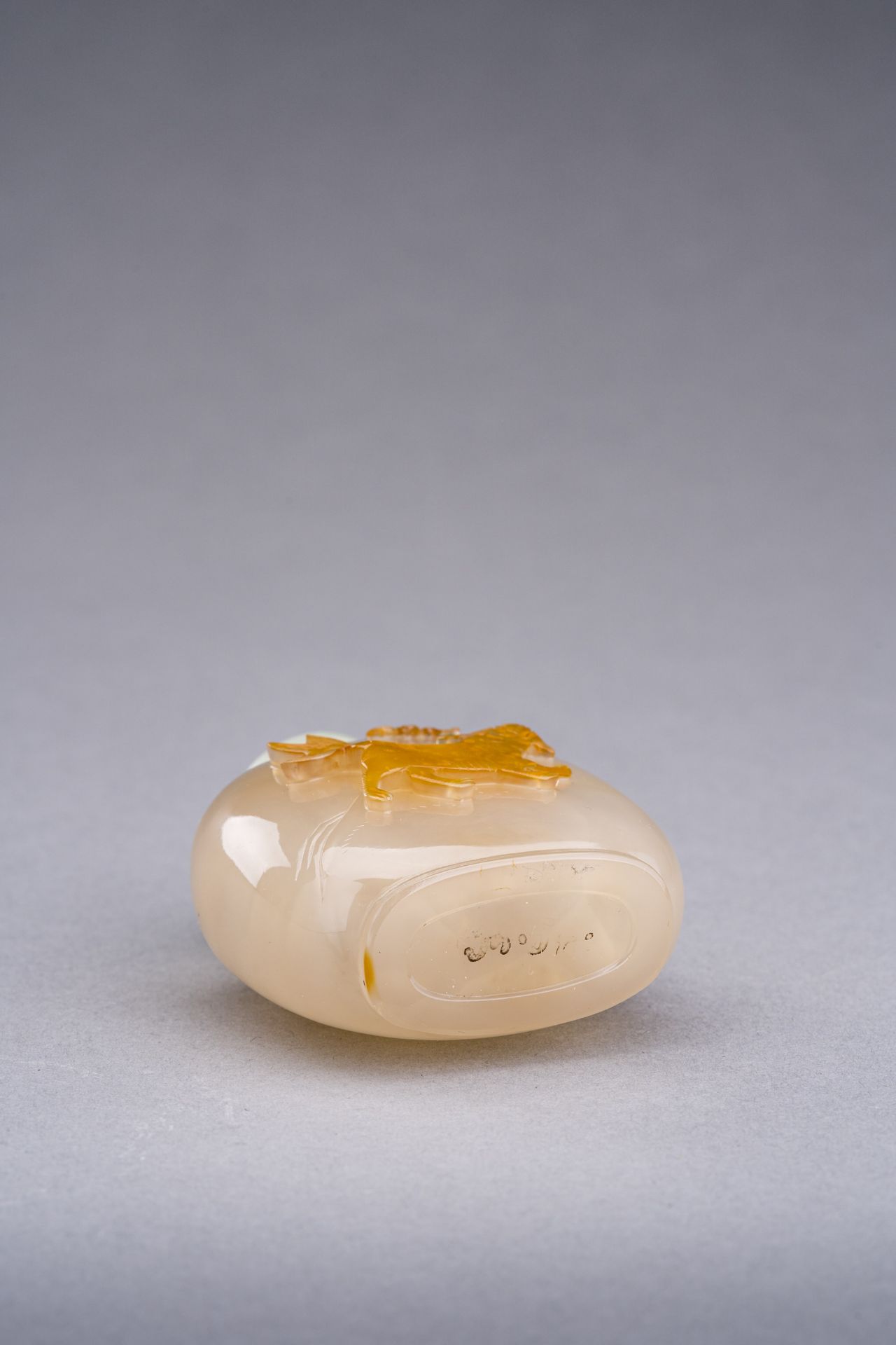 AN AGATE 'QILIN AND BAT' SNUFF BOTTLE, QING DYNASTY - Image 6 of 6