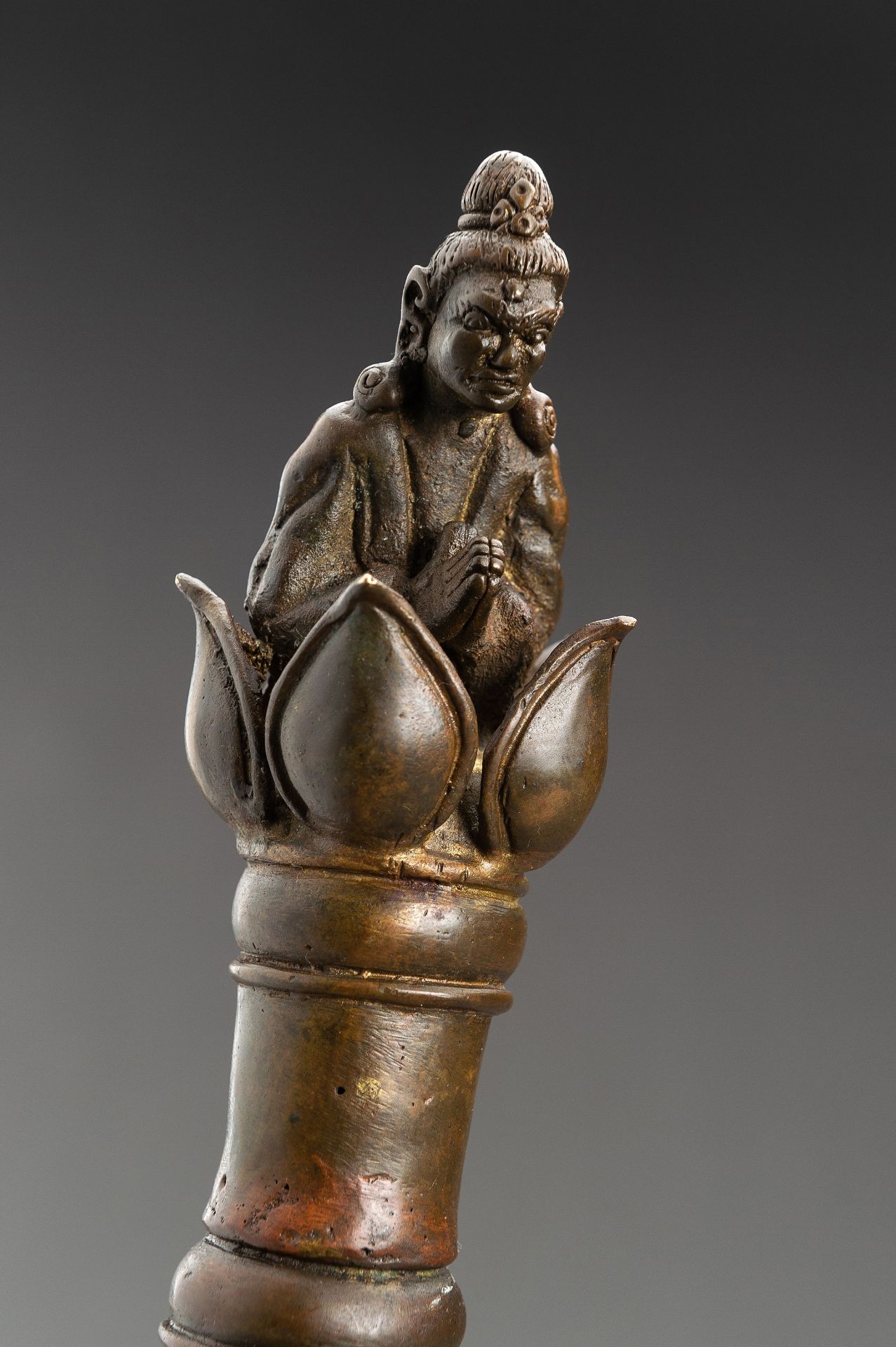 A LARGE AND UNUSUAL BRONZE CEREMONIAL SCEPTER - Image 5 of 11
