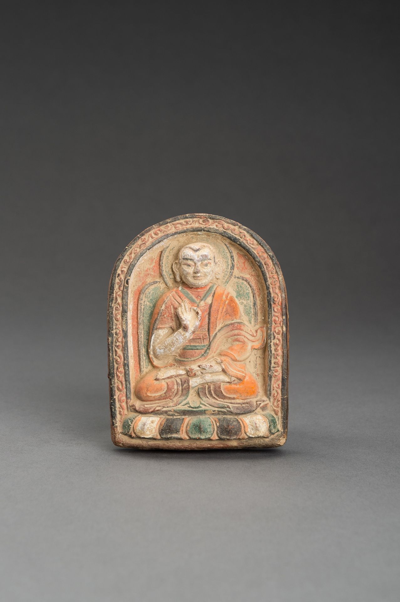 A POLYCHROME TERRACOTTA TSA TSA OF A YOUTHFUL SPIRITUAL LEADER - Bild 2 aus 7